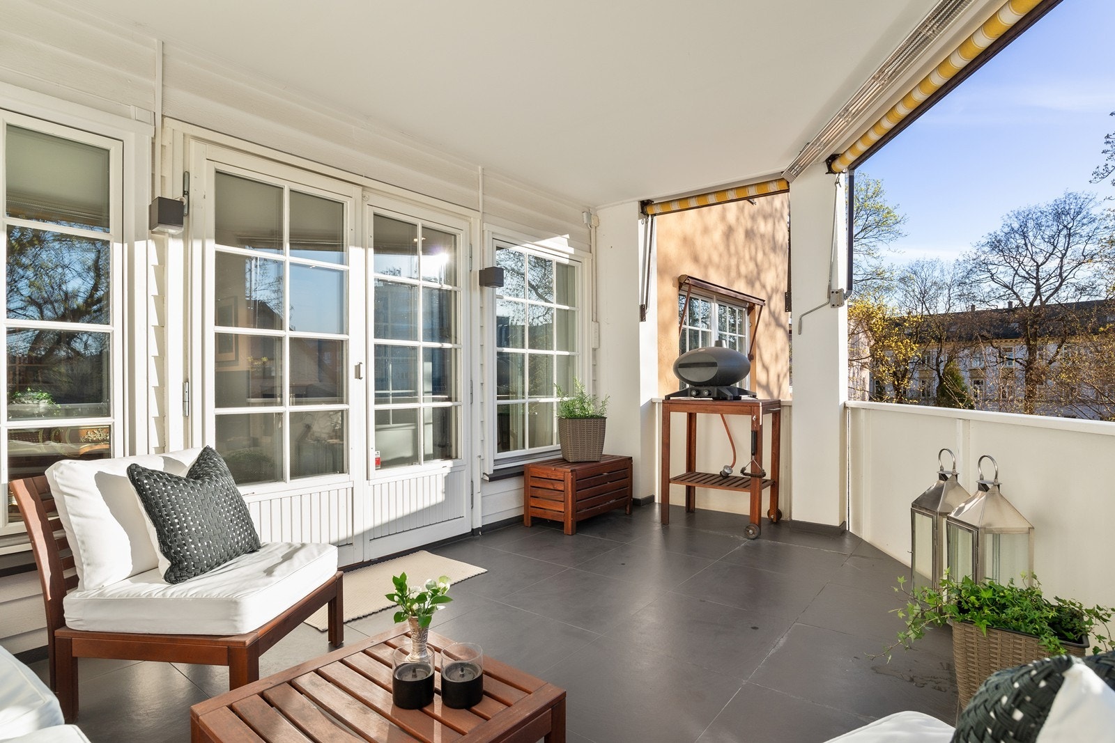 Stor vestvendt balkong med god plass. Det er 3 balkonger i leiligheten, til sammen 24 kvm. Galleribilde