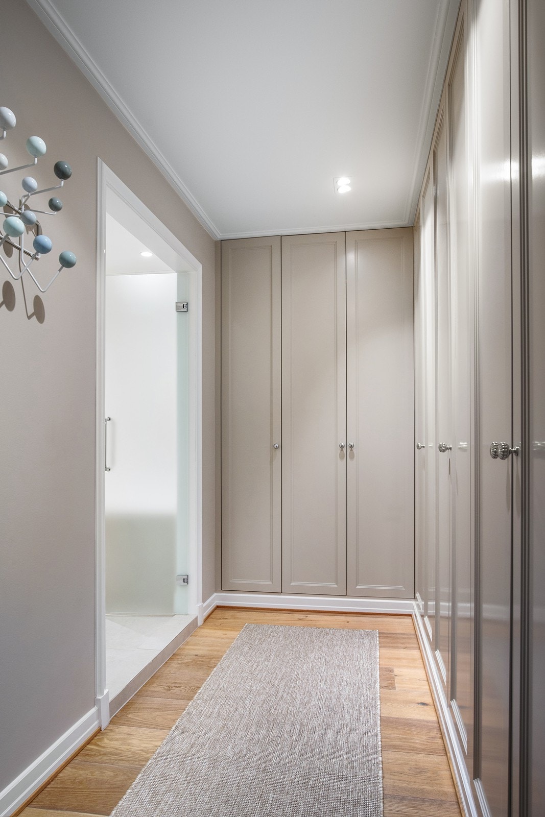 Stor walk-in garderobe i bakkant av hovedsoverommet Galleribilde