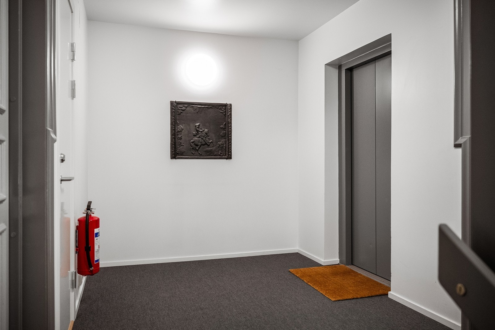 Heis i bygget og teppebelagt oppgang Galleribilde