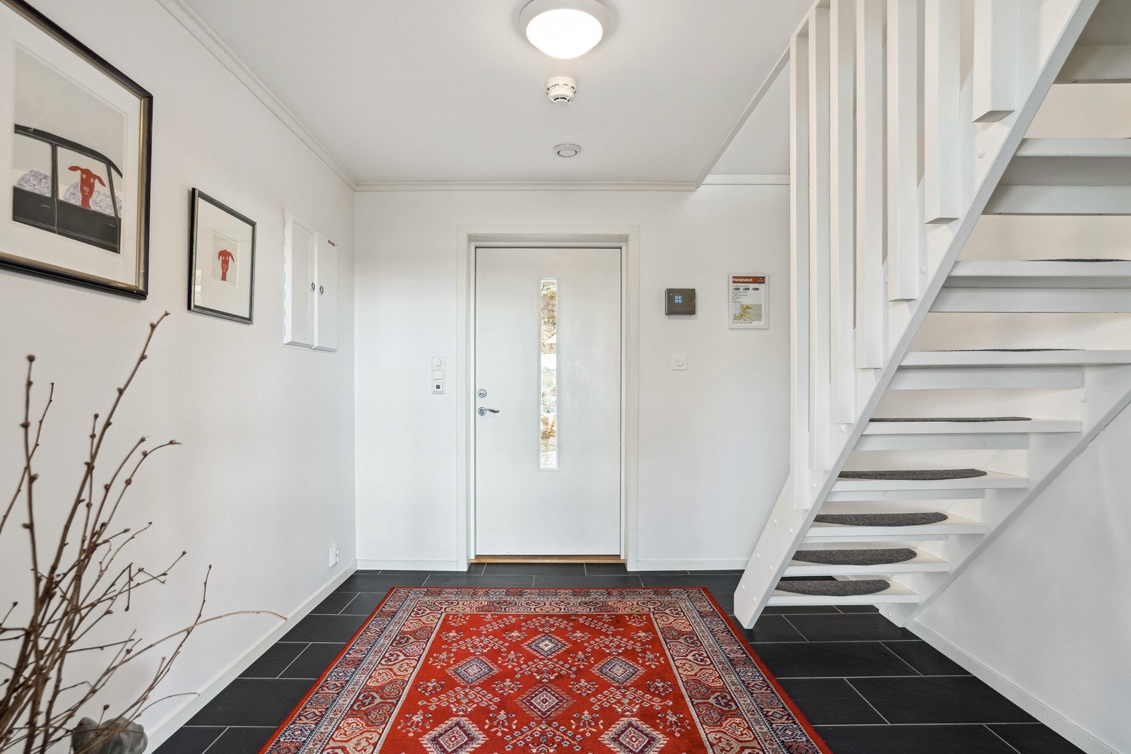 Hallen er romslig, flislagt gulv med varme og god plass. Galleribilde