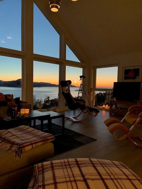 Selgers private bilde fra en godværskveld med solnedgang. Galleribilde