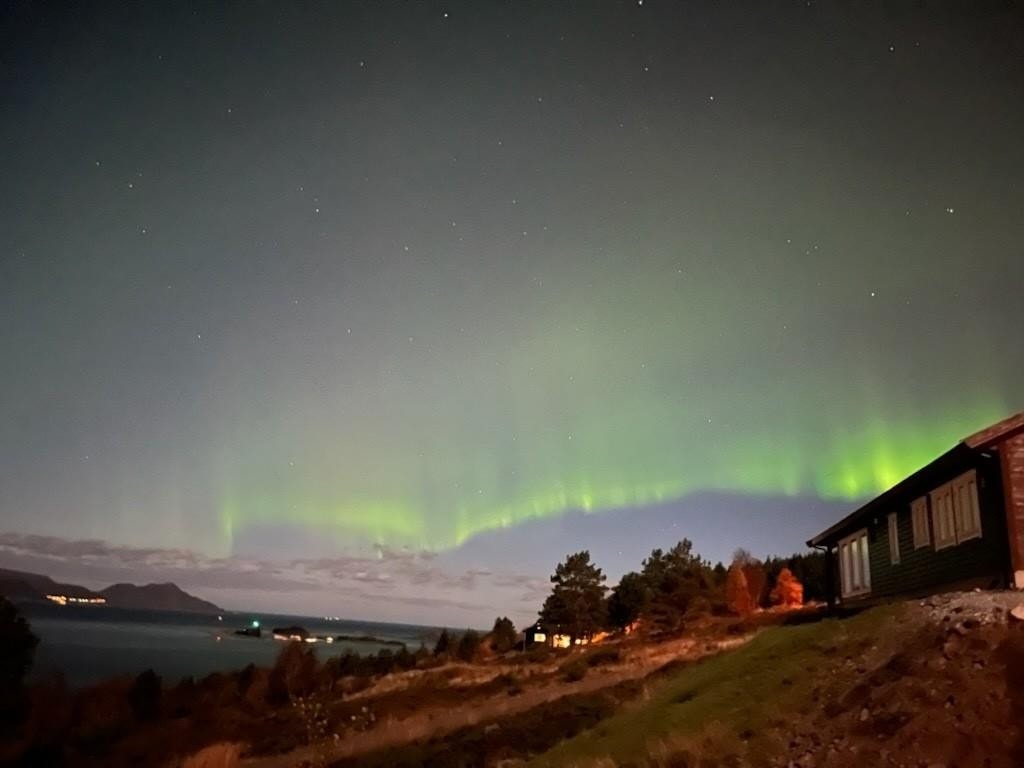 Naturopplevelsene er mange - selgers foto fra en kveld med nydelig nordlys. Galleribilde
