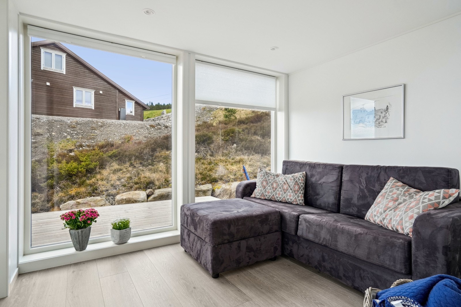 Under hemsen er denne fine hagestuen med store vinduer og dør til terrasse. Galleribilde