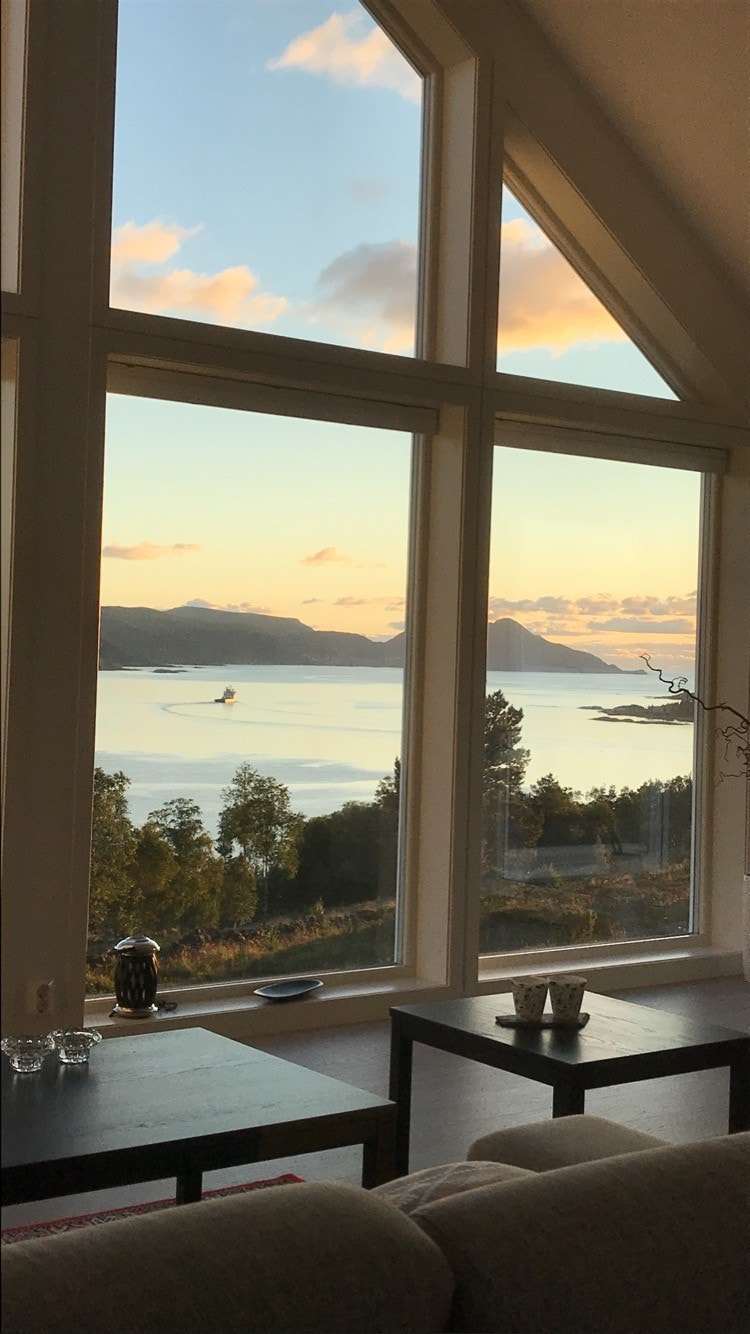 Slike kvelder er det mange av og det gir et fantastisk lys og stemning i hytten. Galleribilde