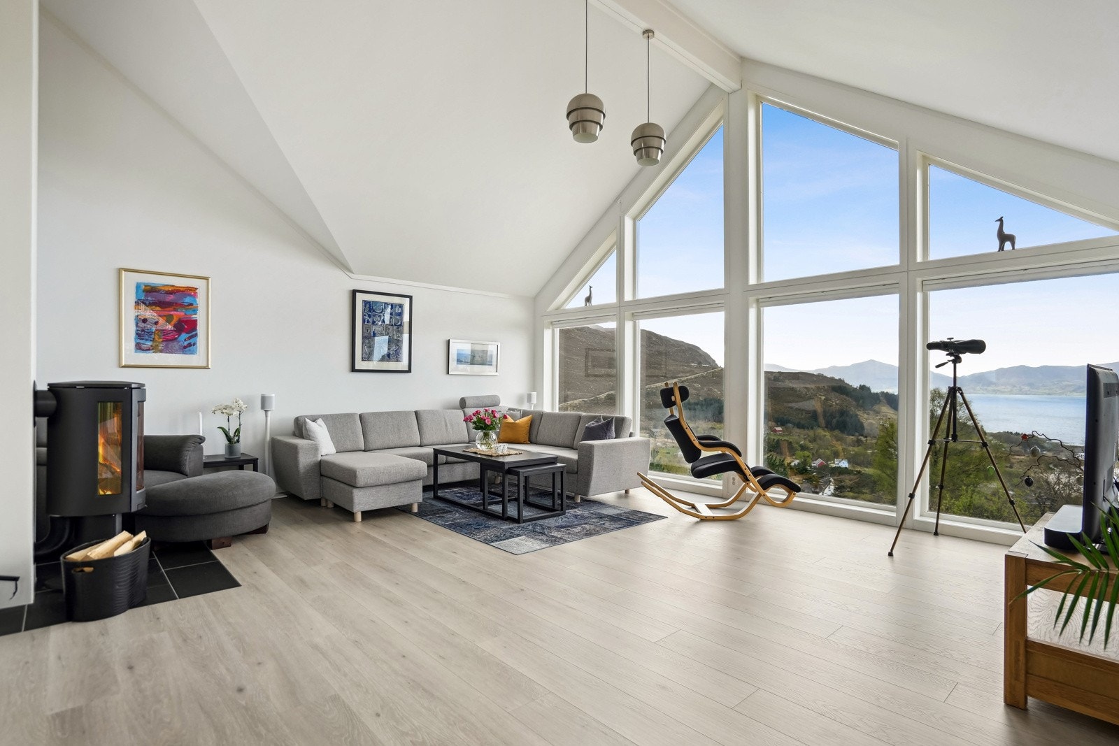 Videre inn i hytten åpner det seg opp et storlagent oppholdsrom og åpne løsninger. Galleribilde