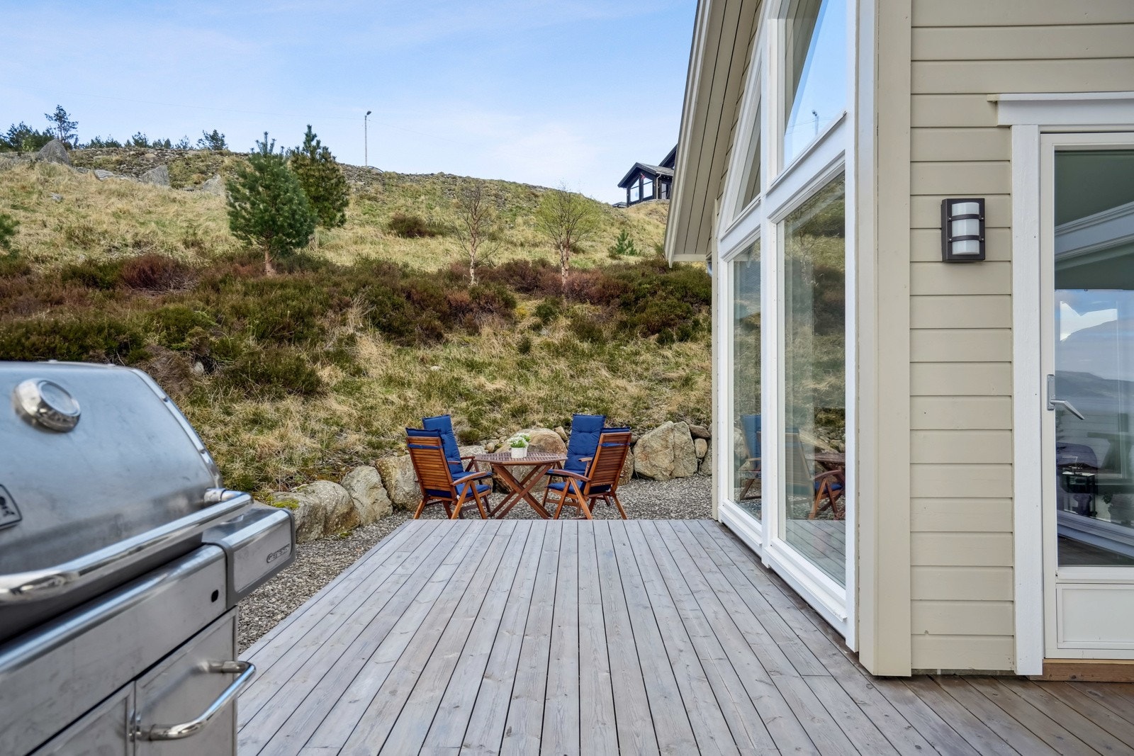 Terrasse strekker seg langs store deler av hytten, og det er ellers fine uteplasser så solens gang gjennom dagen kan følges. Galleribilde