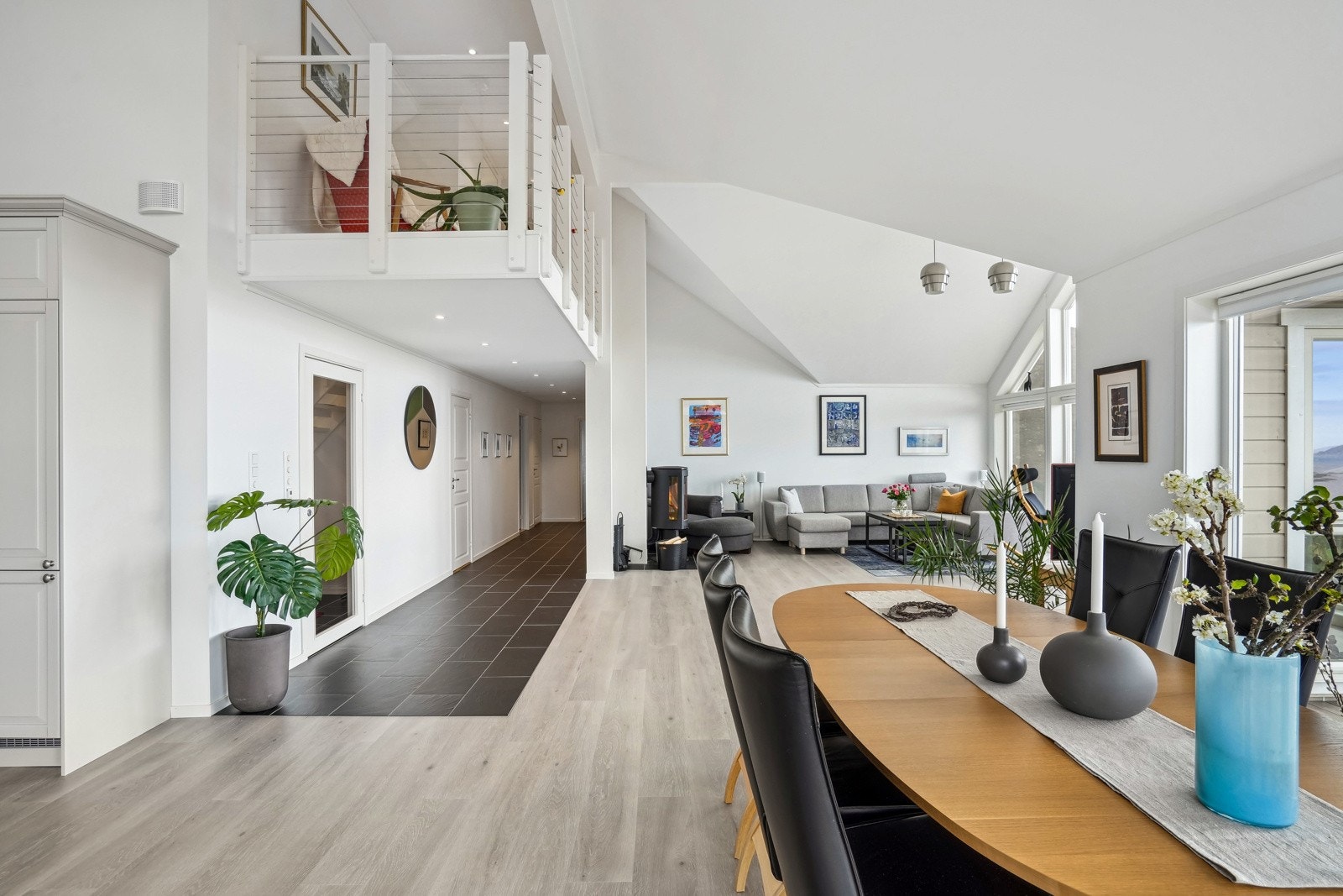 En lekker hovedetasje med pene overflater og design tilpasset tomt og område for best mulig opplevelse av naturen rundt. Galleribilde