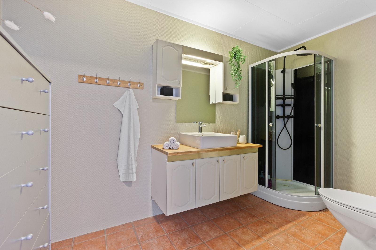 Lyst bad med elektriske varmekabler i gulv. Galleribilde