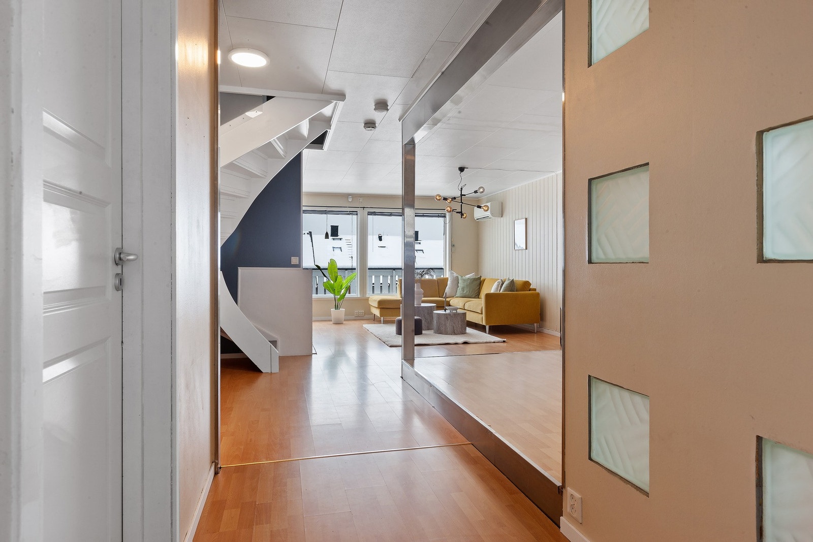 Gang og videre inn til stue som er inndelt i to høydenivåer. Galleribilde