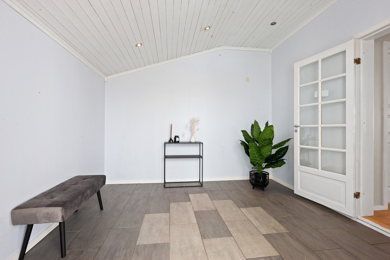 Lys og romslig entrè. Galleribilde