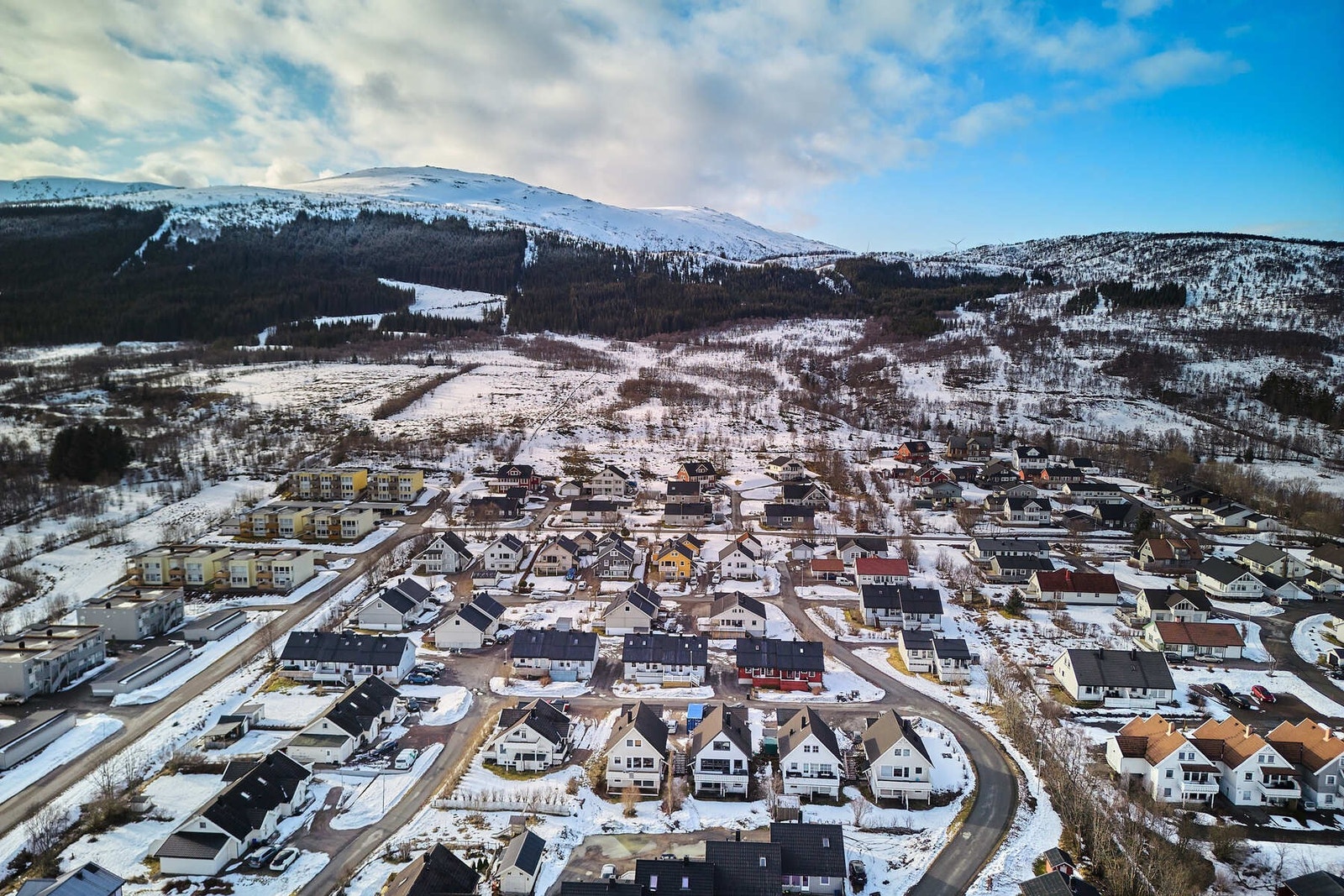 Gangavstand til barnehage, barneskole (1 - 7 klassetrinn) og lysløypa/turmuligheter som er hyppig besøkt sommer som vinter. Galleribilde