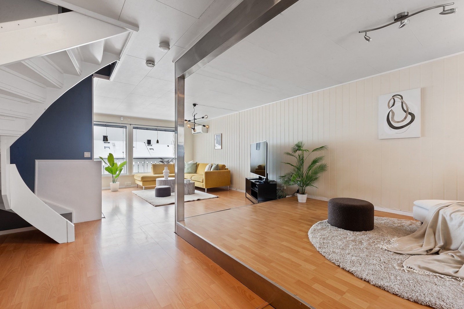 Stue er malt i lyse og moderne farger. Galleribilde