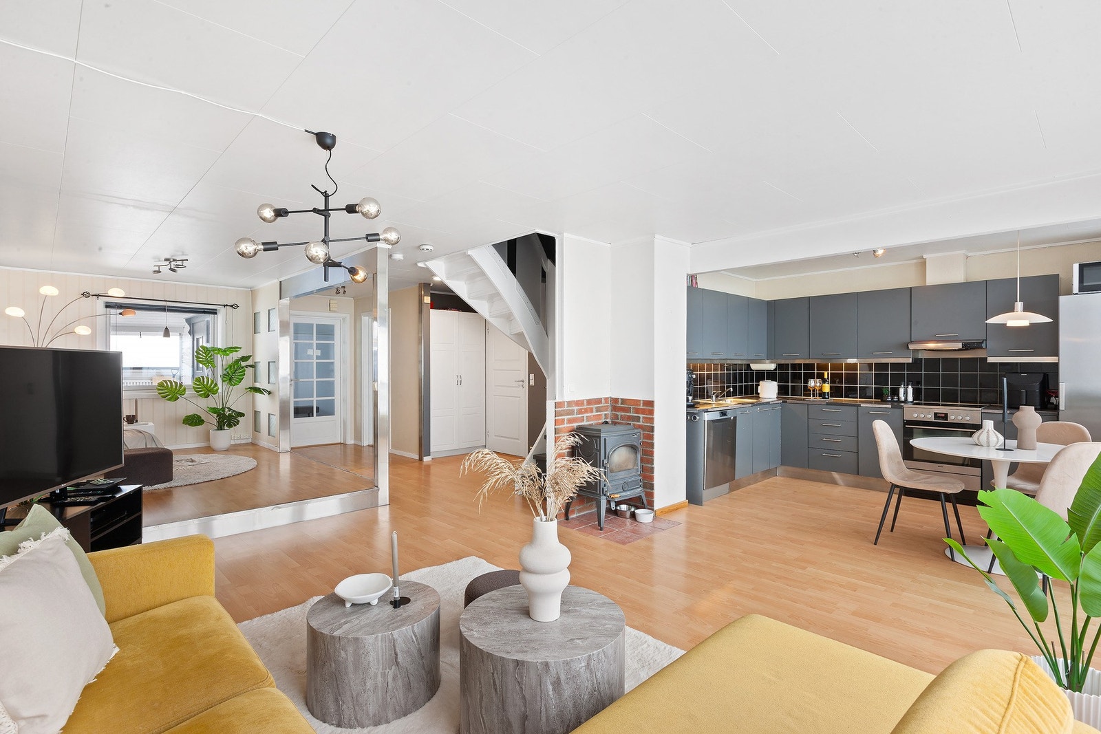 Sentrert i rommet er det en ovn som varmer godt på kjølige dager. Galleribilde