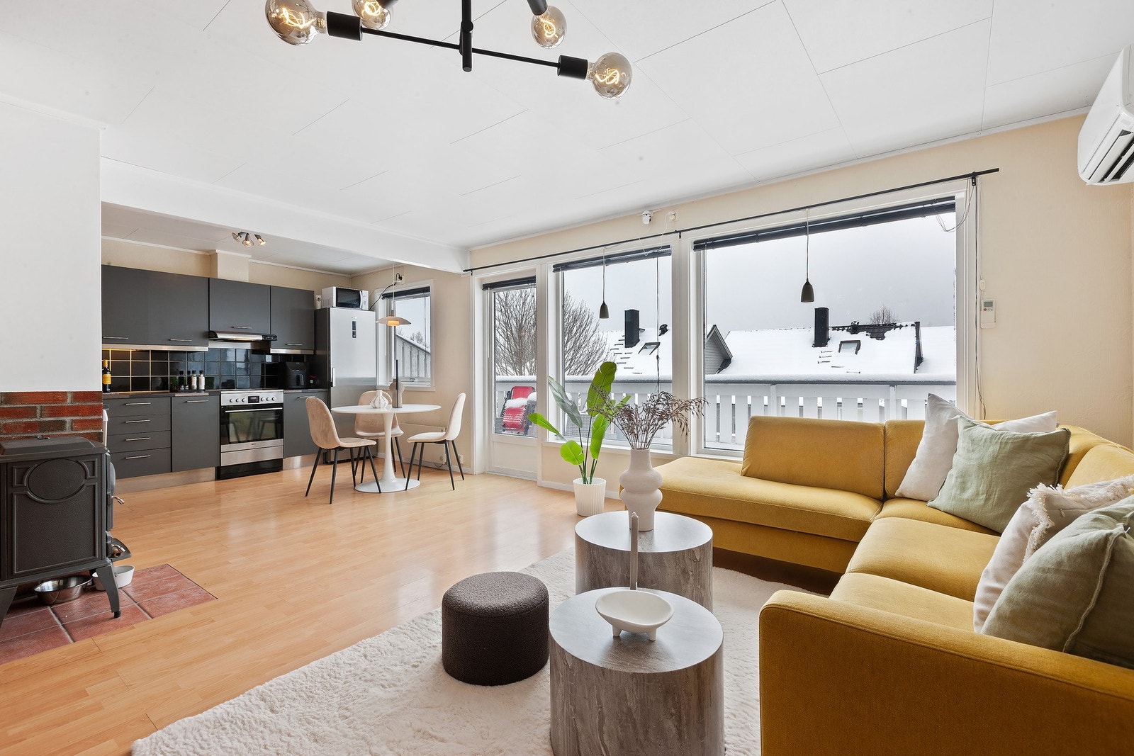 Stue og kjøkken i åpen løsning. Galleribilde