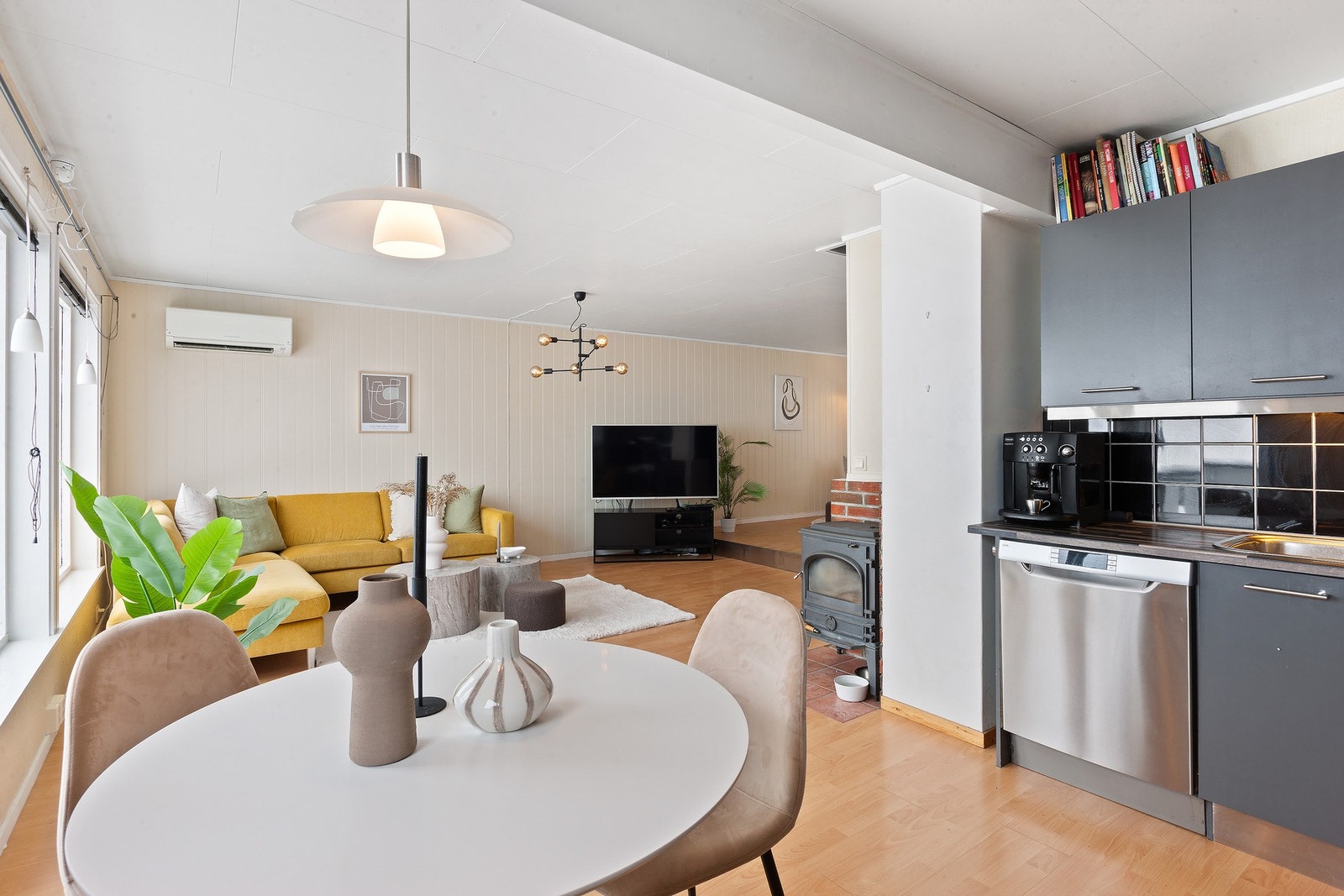 Det er plass til kjøkkenbord på kjøkken. Galleribilde