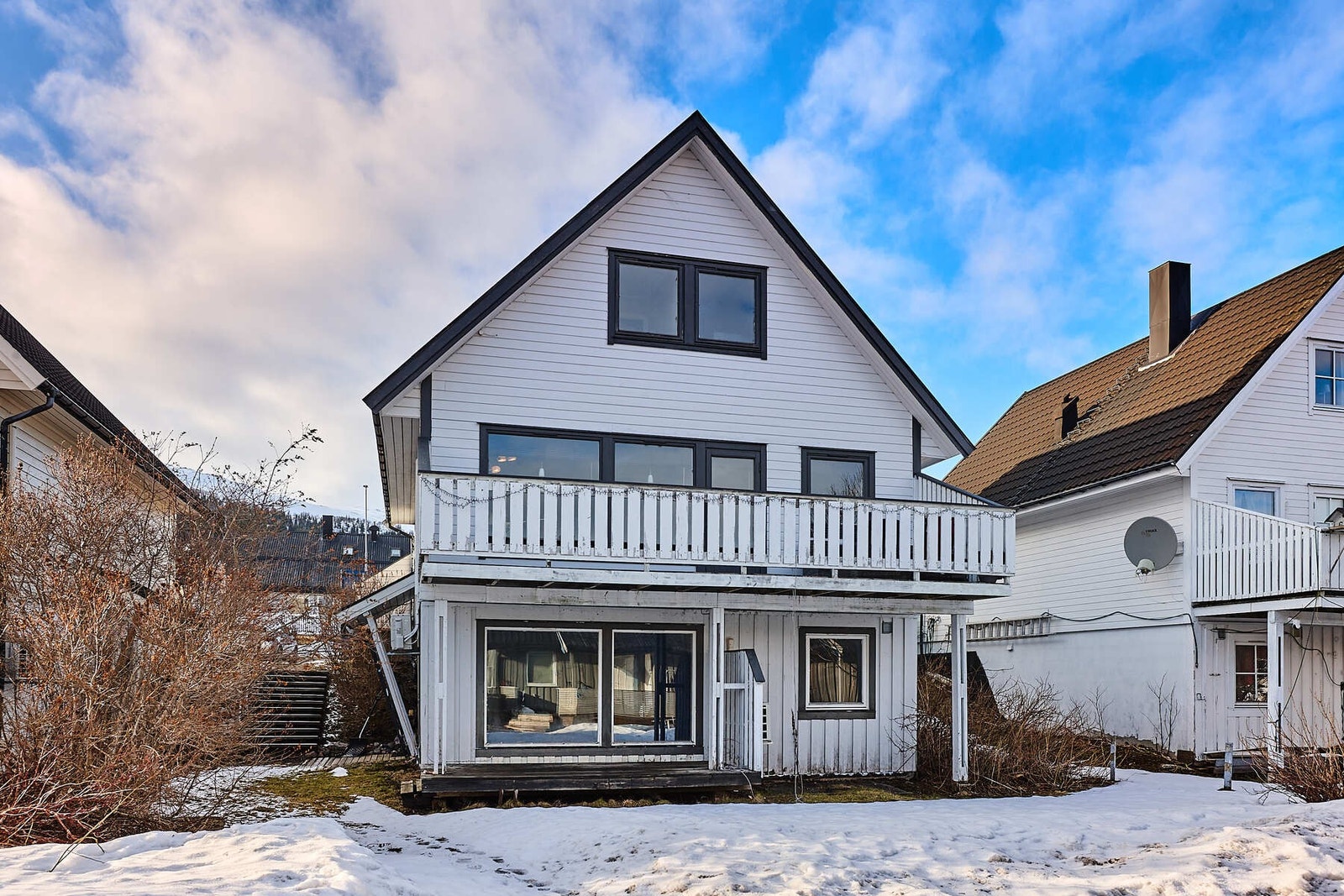 Velkommen til Øvermarka 24c og d - innholdsrik enebolig med godkjent utleiedel i u.etg beliggende i attraktivt område i Lamarka. Galleribilde