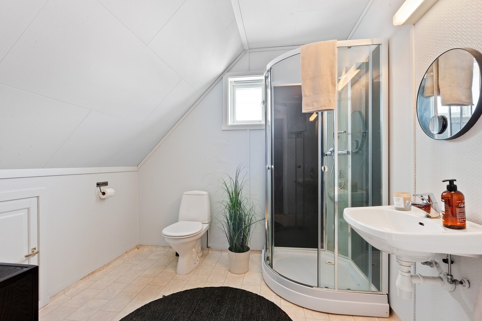 Bad, loftetasje. Galleribilde