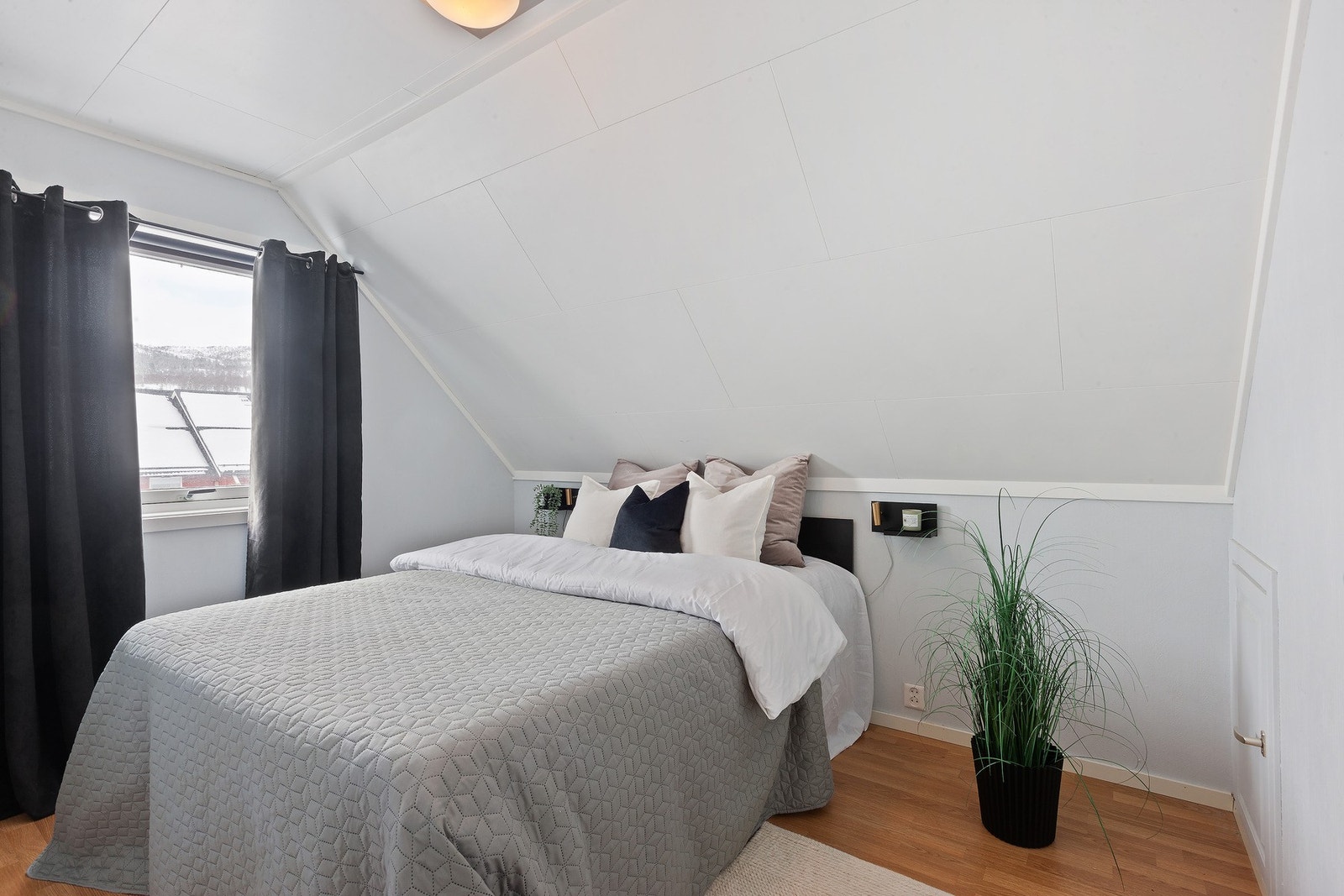 Tre soverom er samlet i loftsetasjen. Galleribilde