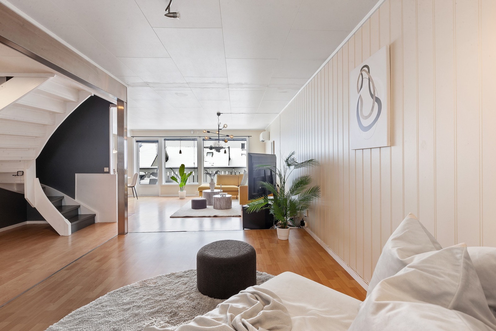 Stue er store vindusflater som gir godt med naturlig lysinnslipp. Galleribilde