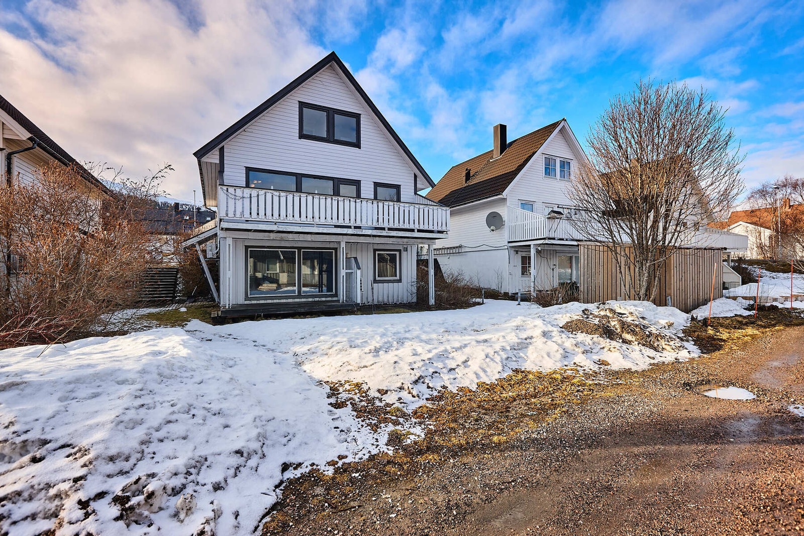 Eneboligen ligger på en solåpentomt i et etablert og barnevennlig boligfelt. Galleribilde