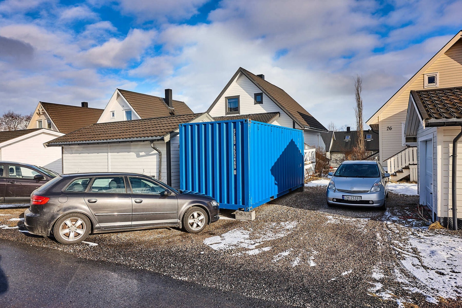 Garasje og plass til å parkere på gårdsplassen. Galleribilde