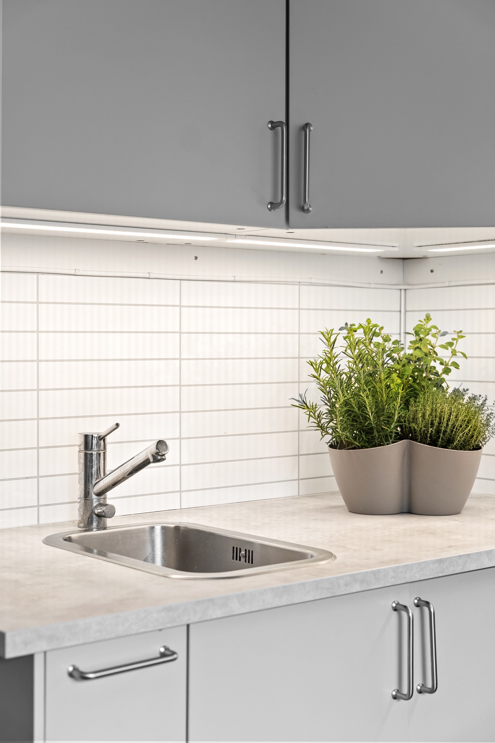 Delikate fargevalg og praktisk vinkling skaper et pent og praktisk kjøkken med god plass til både matlaging og oppbevaring Galleribilde