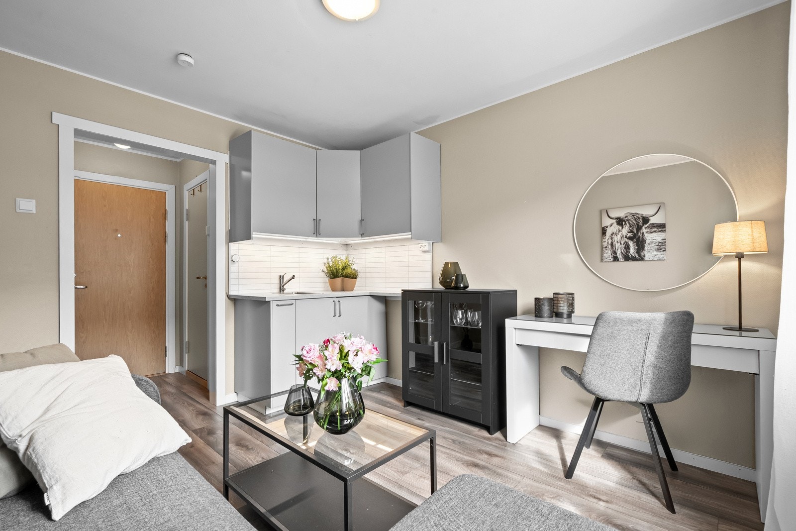 Boligen oppleves som svært innbydende, med lyse fargevalg og en luftig romfølelse Galleribilde