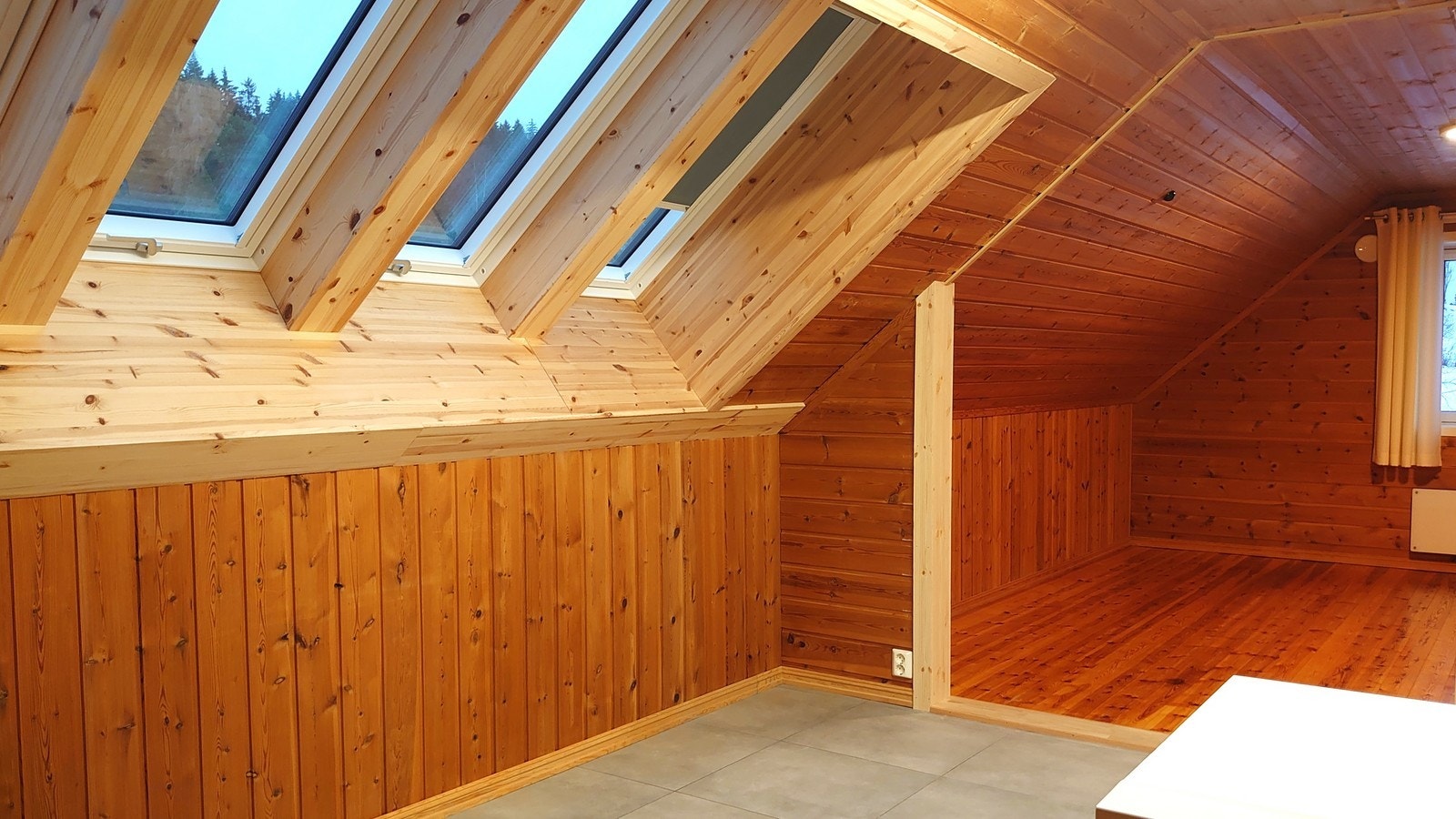 Kjøkken med velux-vinduer Galleribilde