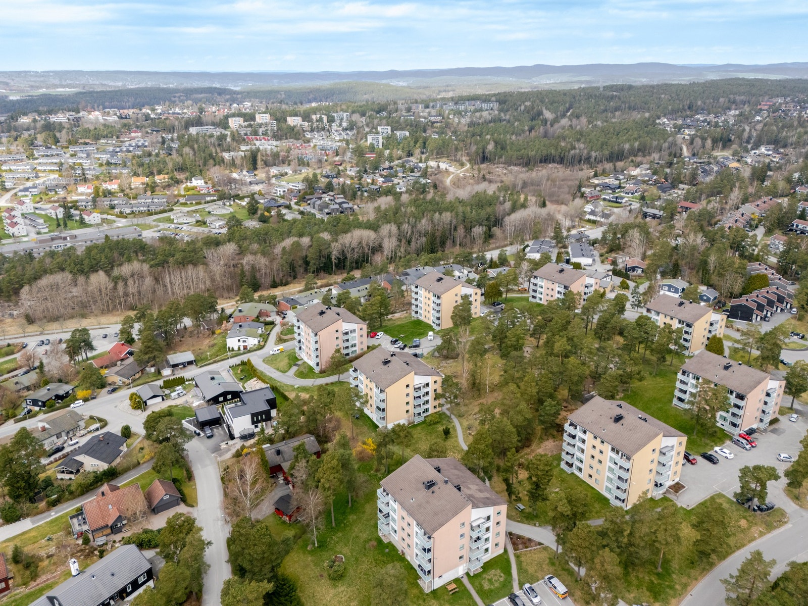 Kort vei til barnehager, skole, bussholdeplass og dagligvarebutikk. Galleribilde