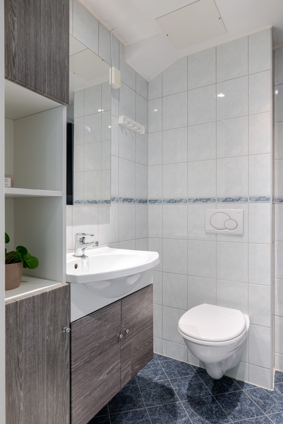 Godt med skapplass på badet. Galleribilde