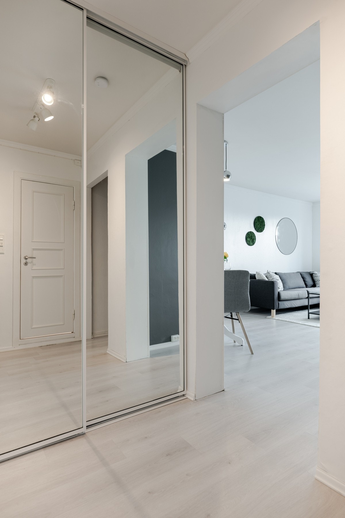 Entré med skyvedørsgarderobe. Galleribilde