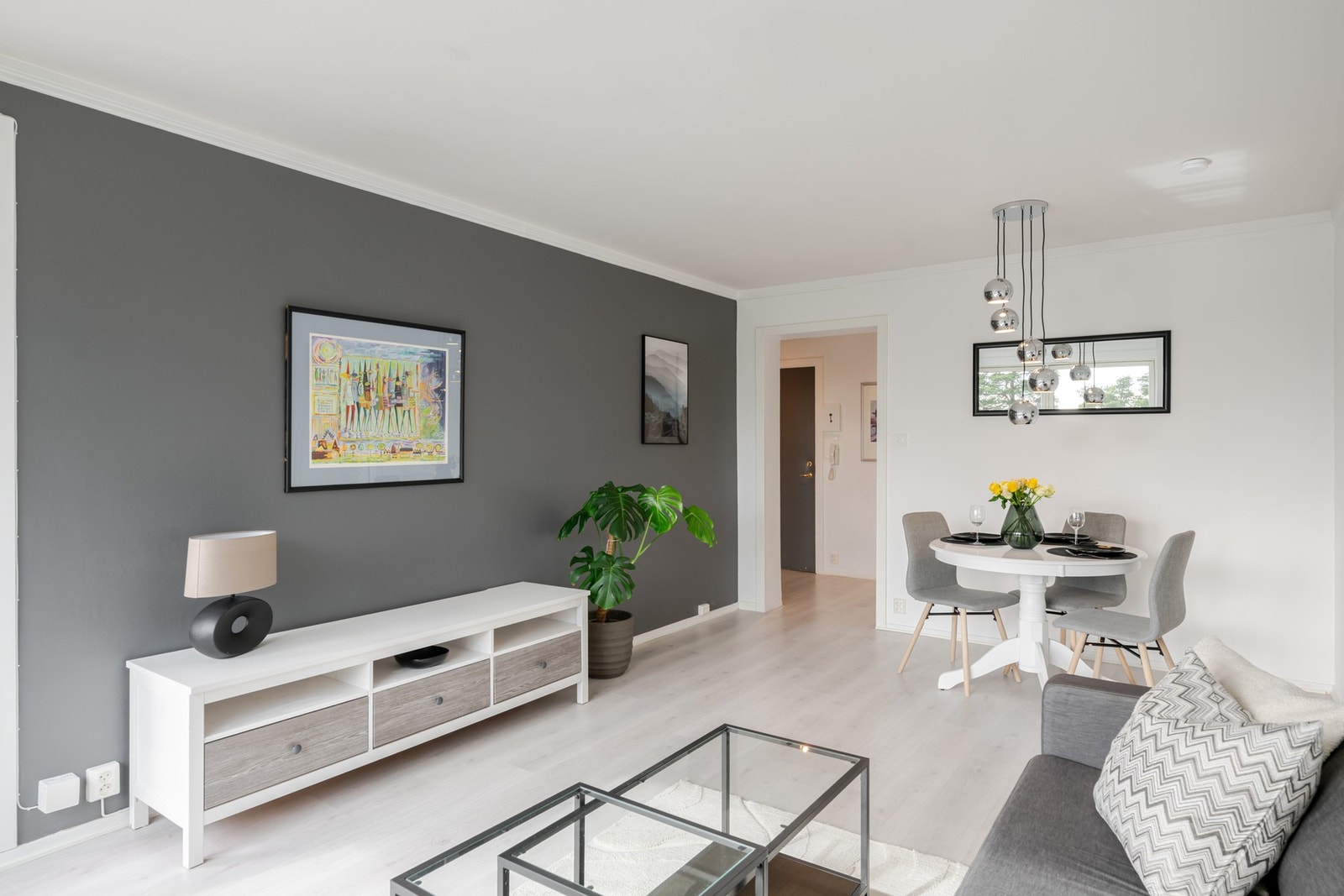 Plass til både spisestue, sofa og tv-møblement i stuen. Galleribilde