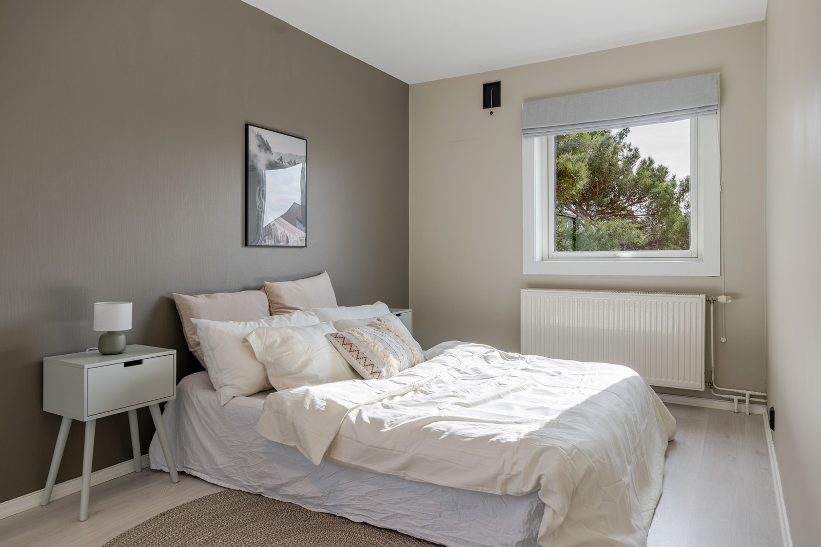 Soverom med plass til dobbeltseng, nattbord og garderobe. Galleribilde