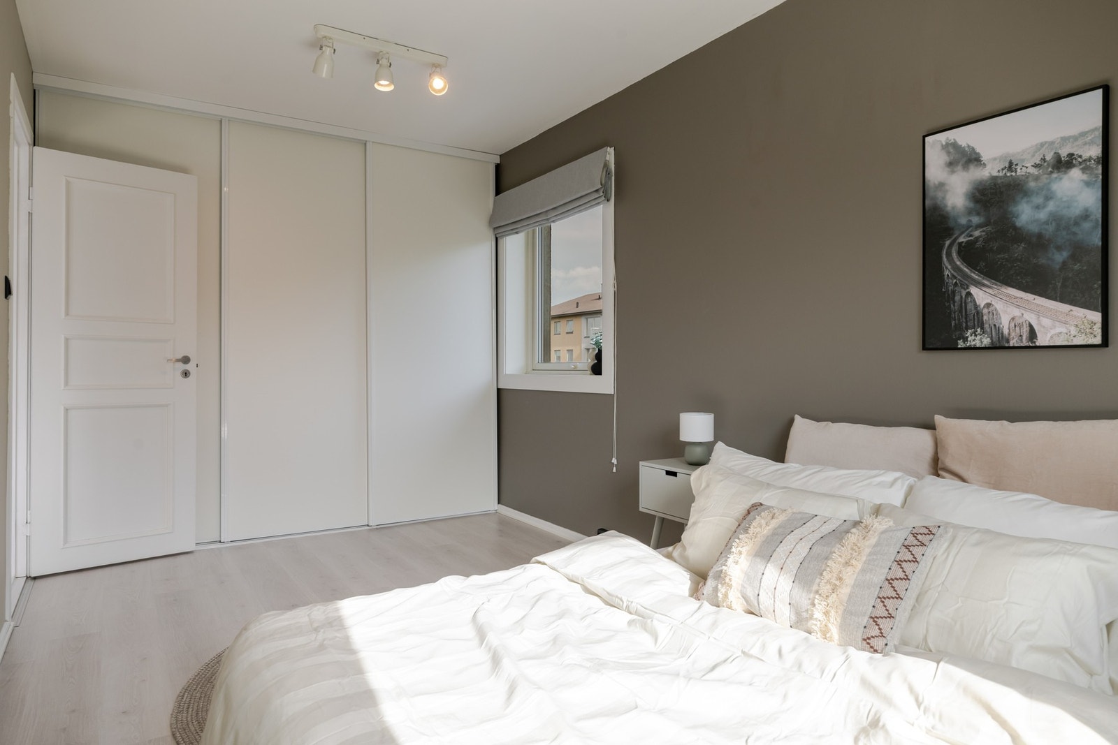 Romslig skyvedørsgarderobe på soverommet. Galleribilde