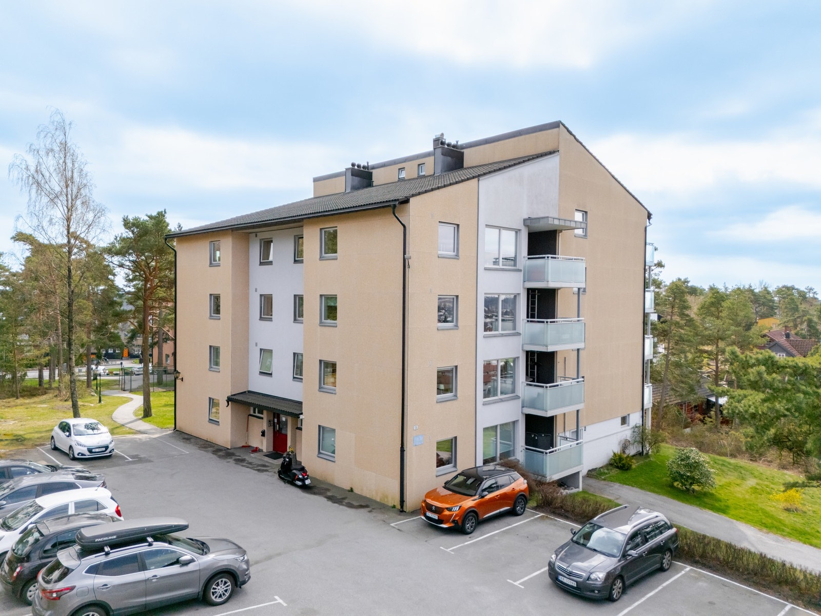 Eier opplyser om at det er felles parkeringsplasser på tomten, samt felles utearealer. Galleribilde