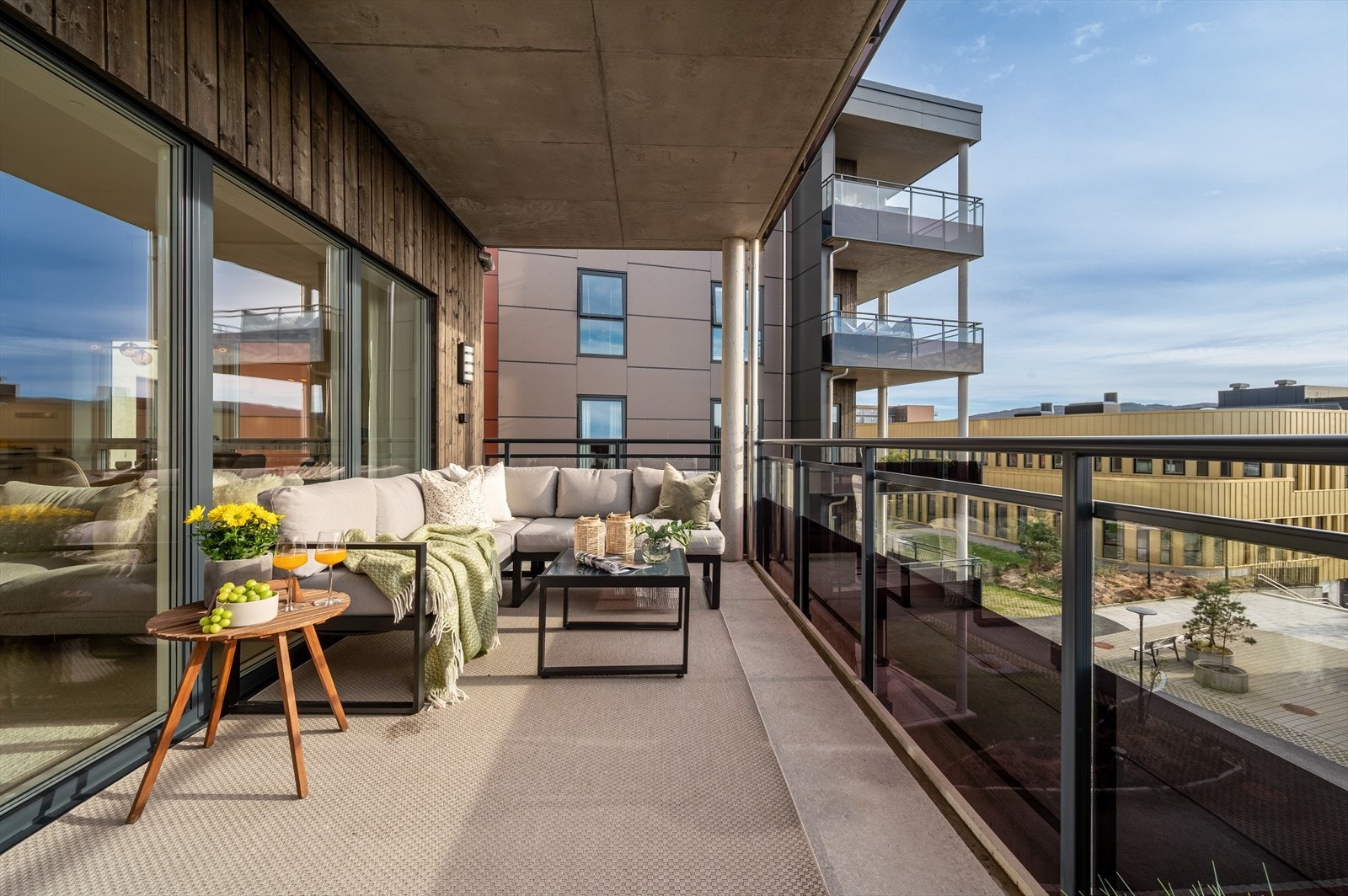 - Leiligheten kan skilte med en herlig, vestvendt balkong på ca. 13m² (!) - Galleribilde