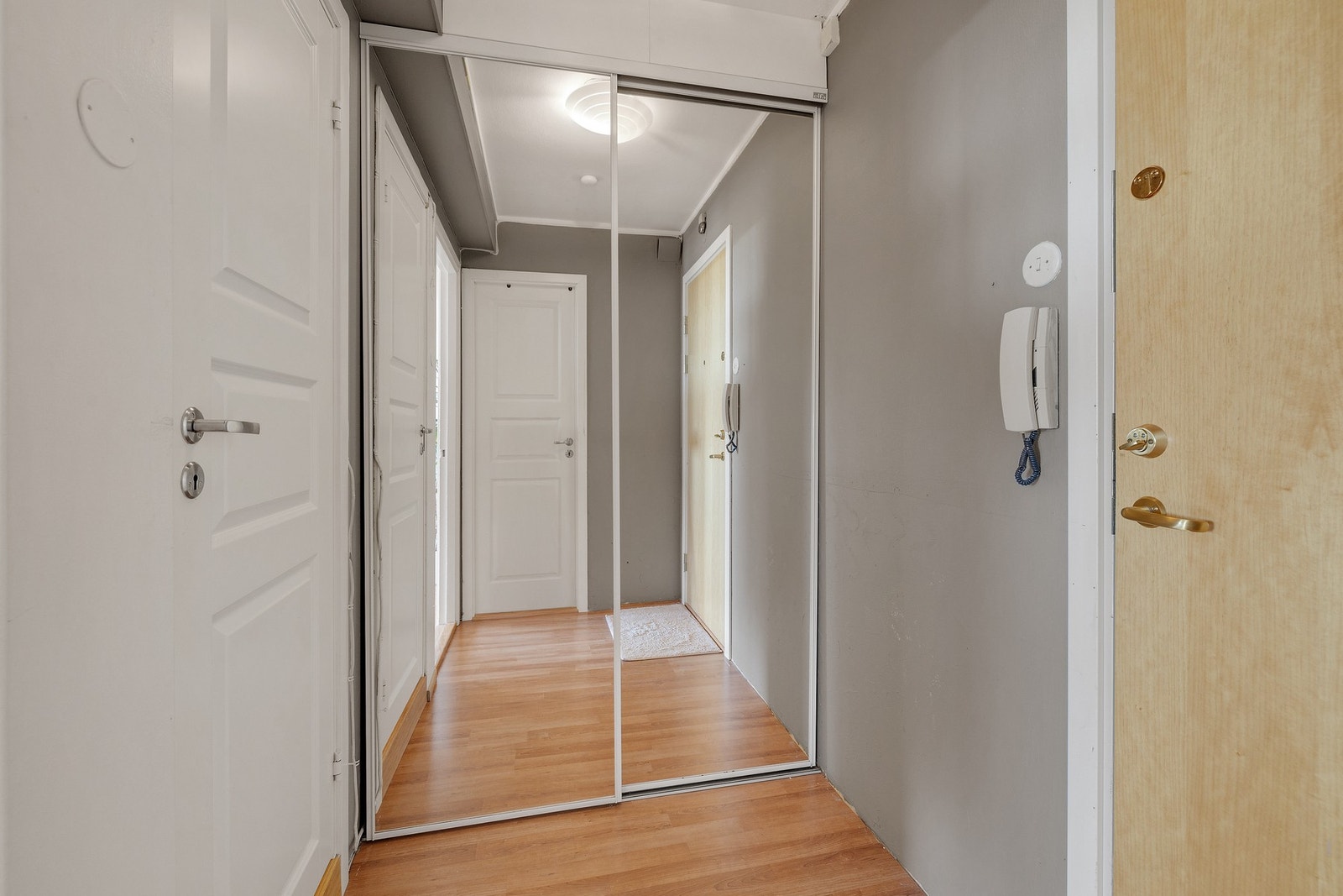 Entréen har god plass for avheng av yttertøy og sko i tilhørende skyvedørsgarderobe. Galleribilde