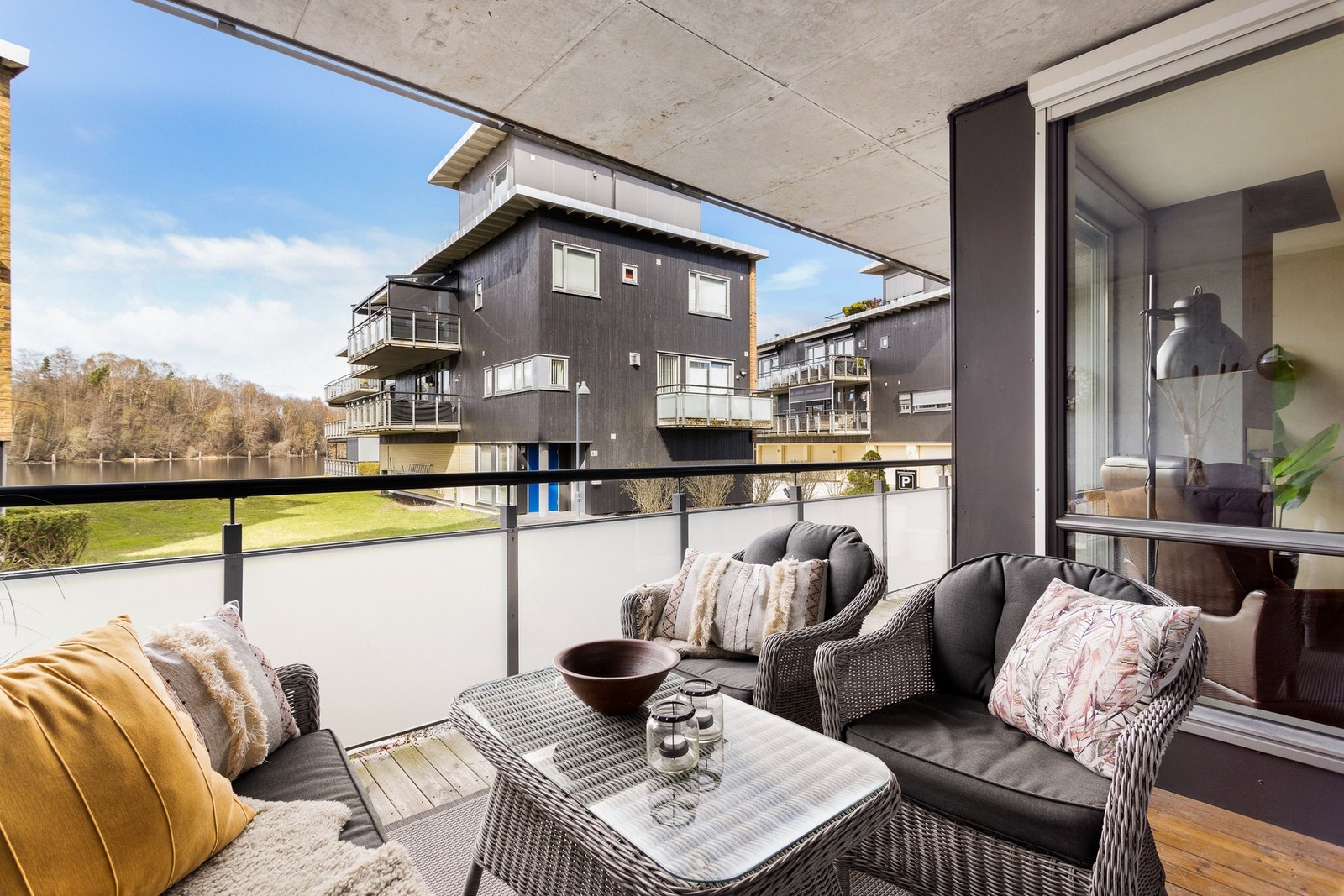 Her får du flott utsikt til elva, samtidig som du sitter helt privat fra omgivelsene. Galleribilde