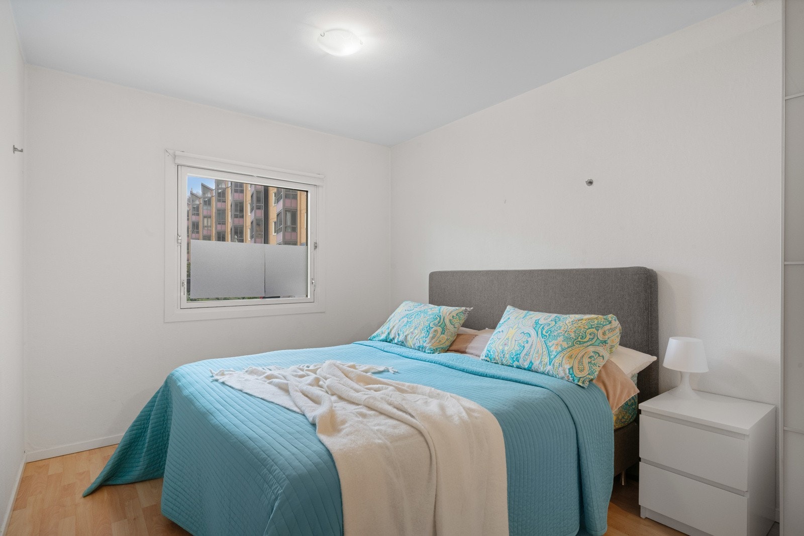 - Her også er det laminat på gulv og malt strie på vegger - Galleribilde