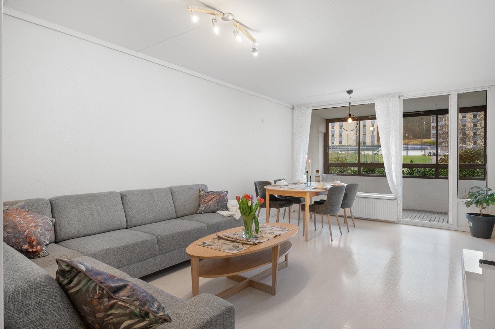 - Stuen er av god størrelse, og målt til 21,8 kvm - Galleribilde