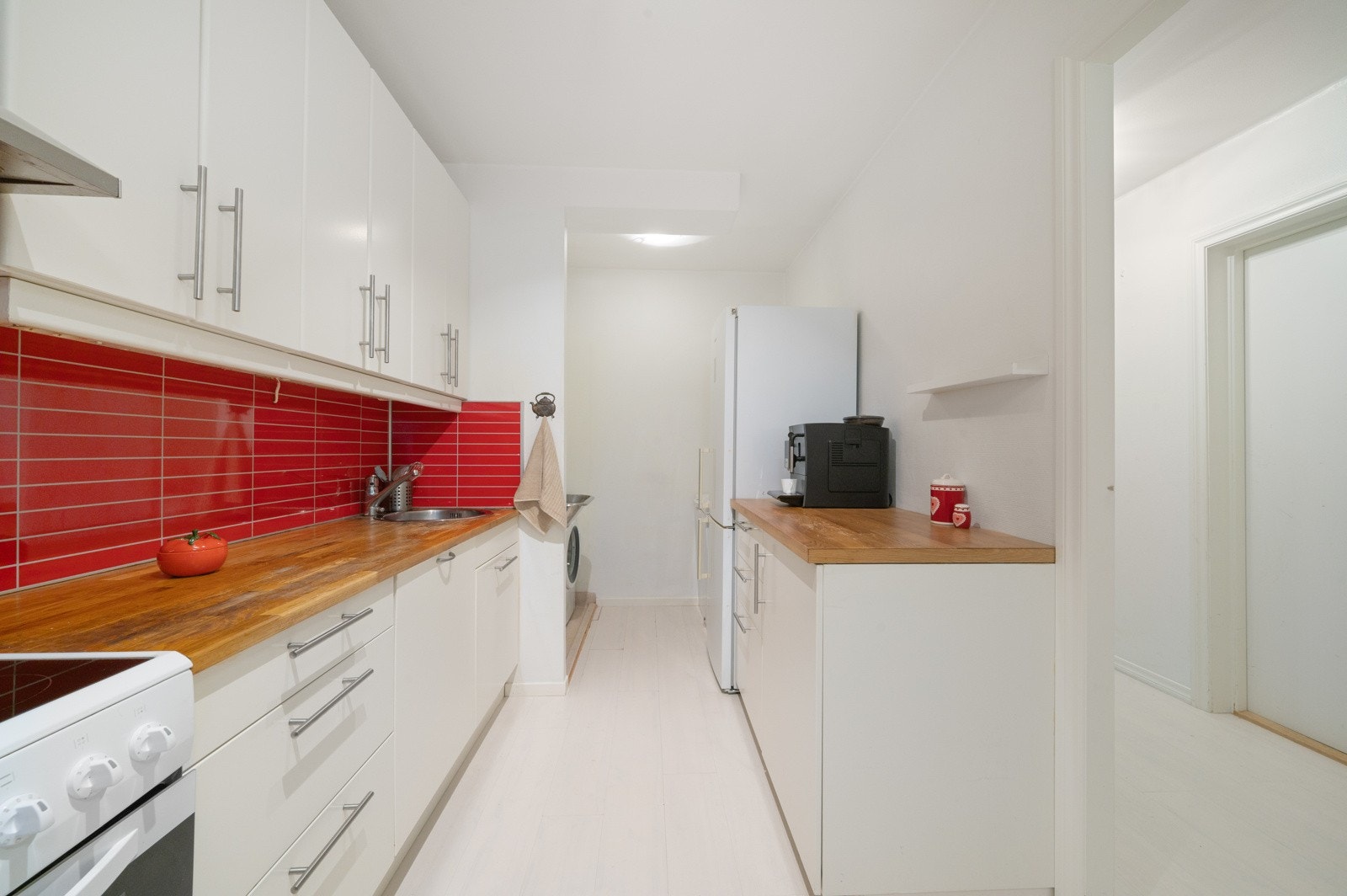 - Kjøkkeninnredning med slette fronter, heltre benkeplate og integrert oppvaskmaskin - Galleribilde