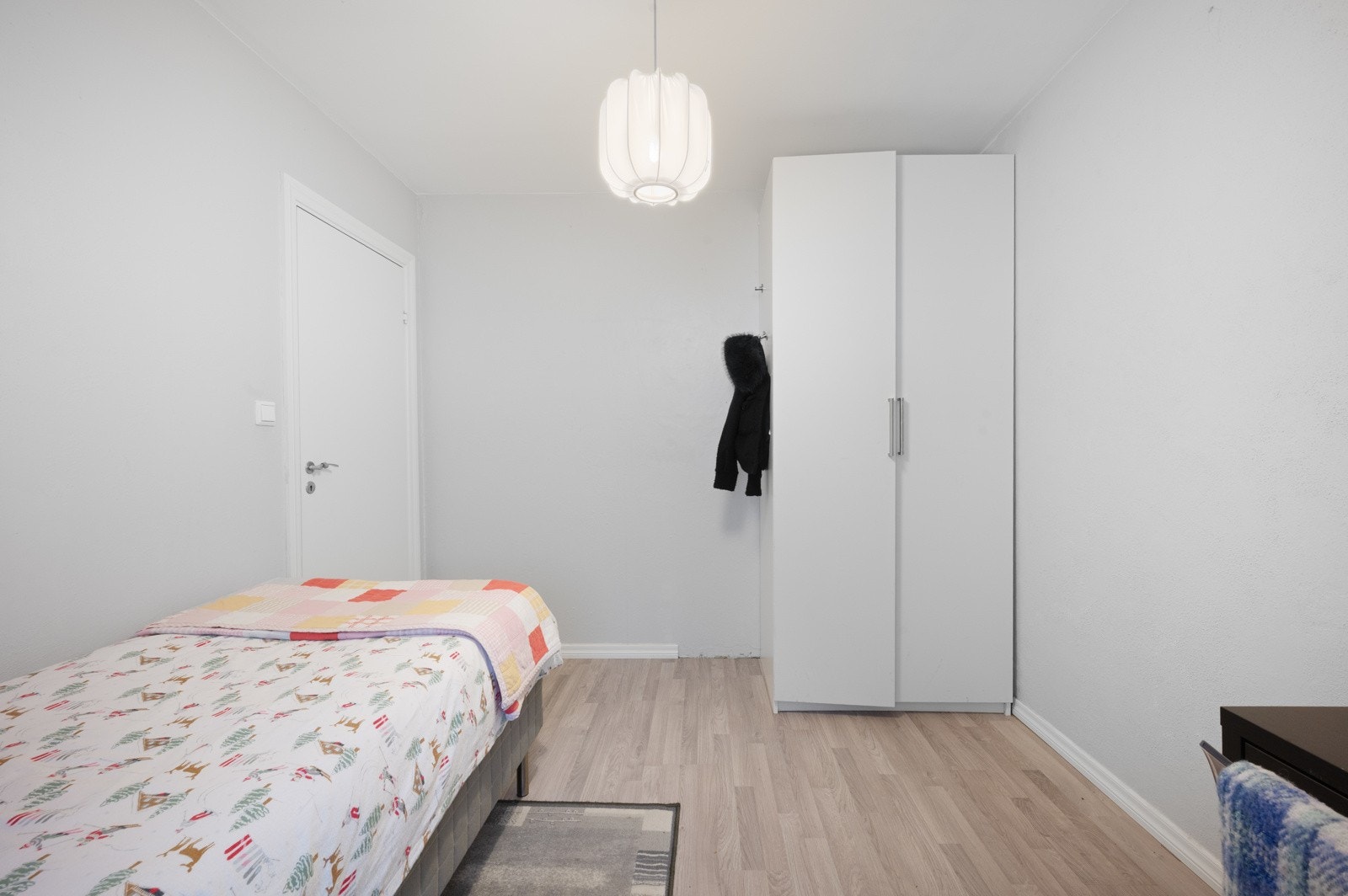 - Her også er det montert garderobeskap med god plass til oppbevaring - Galleribilde