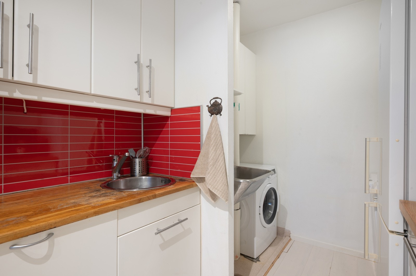 - Innerste del av kjøkkenet er der laget til egen vaskeromsdel - Galleribilde