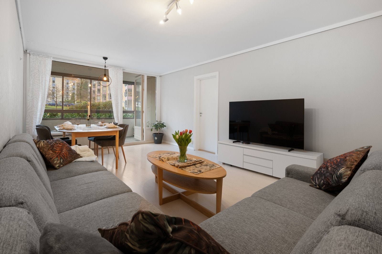 - Det er god plass til stor sofagruppe og spisestue om man ønsker det - Galleribilde