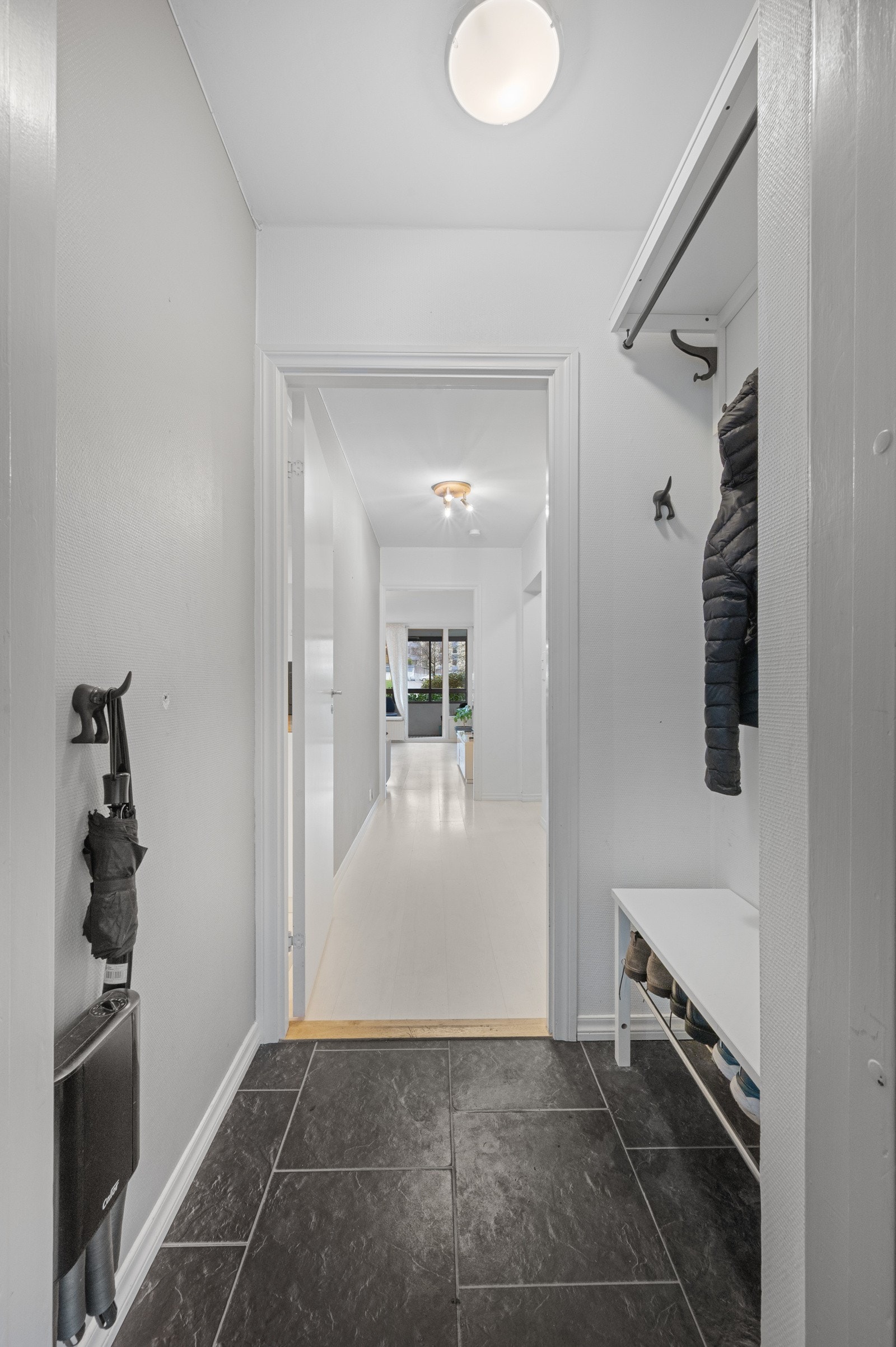 - Flislagt entré, målt til 1,2 kvm - Galleribilde