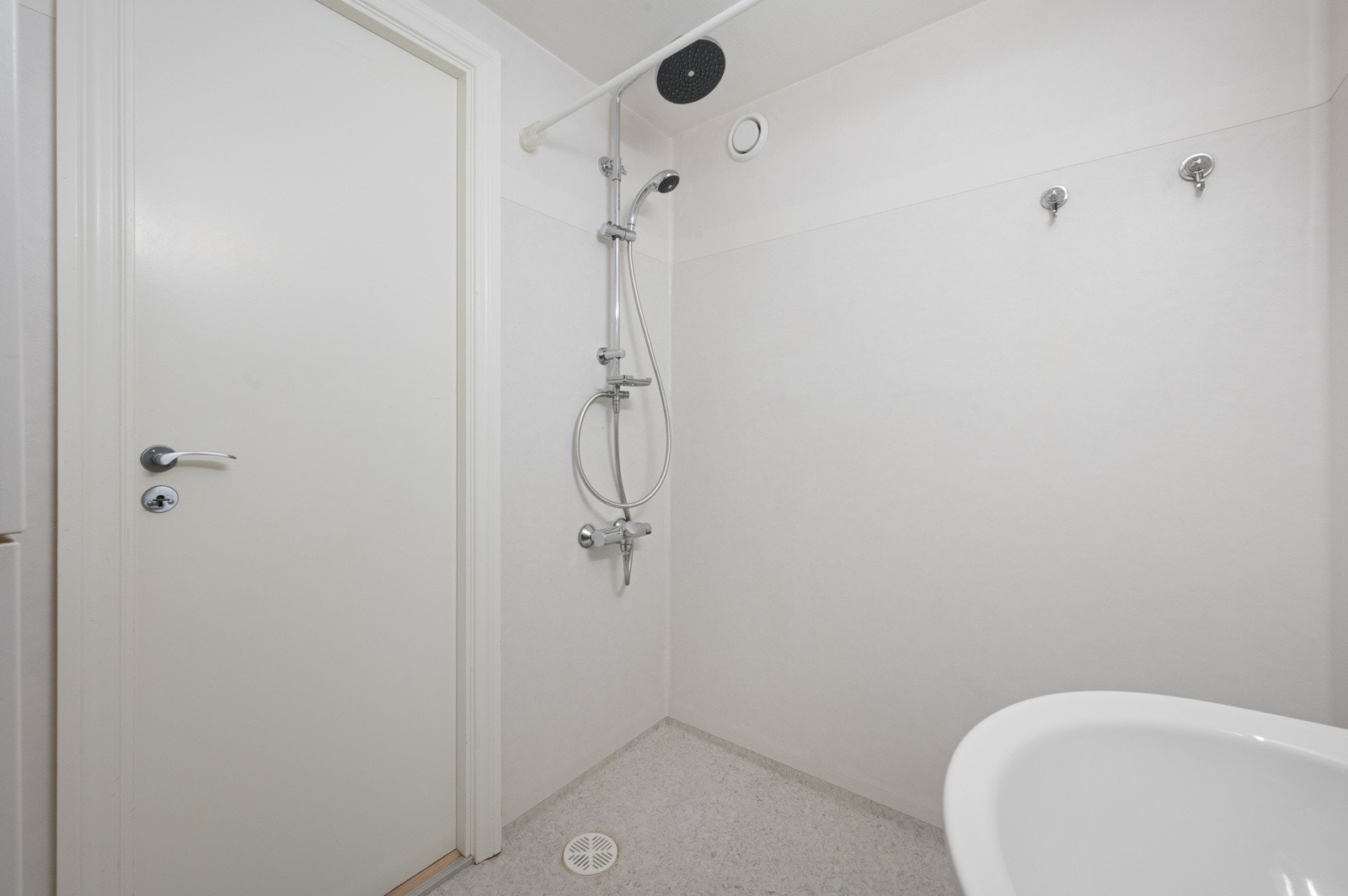 - Badet inneholder helstøpt servant og dusjgarnityr - Galleribilde