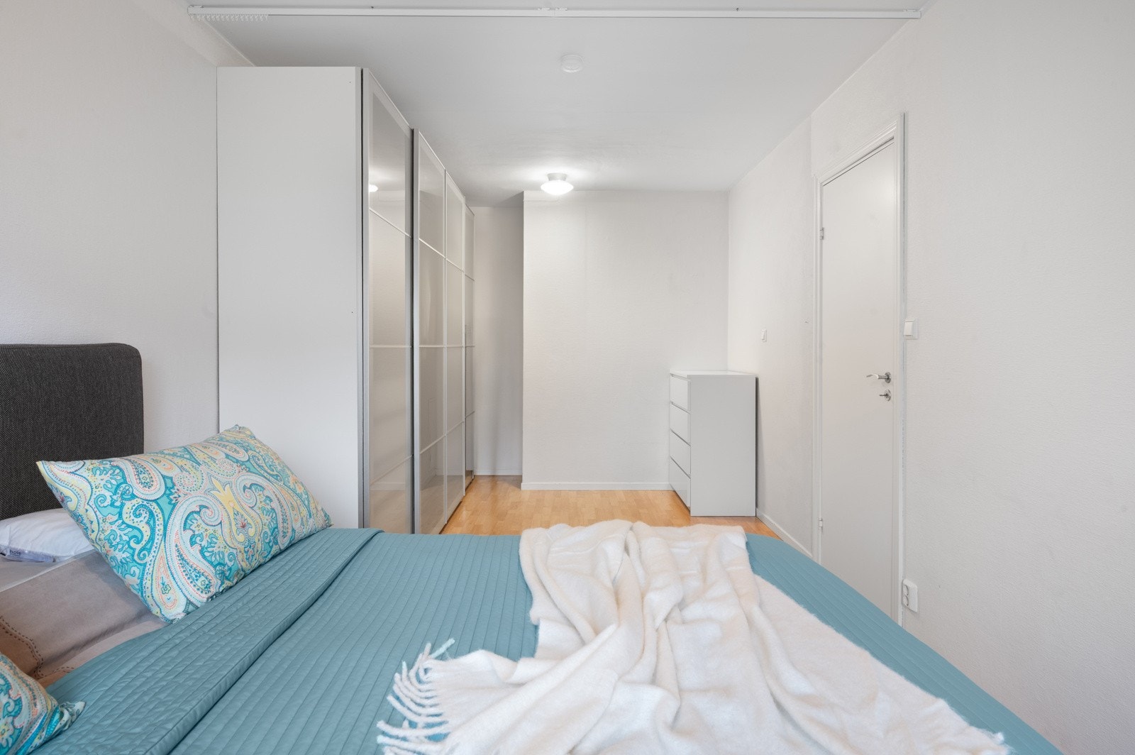 - På soverommet er det montert et stort garderobeskap som byr på massevis av skapplass - Galleribilde