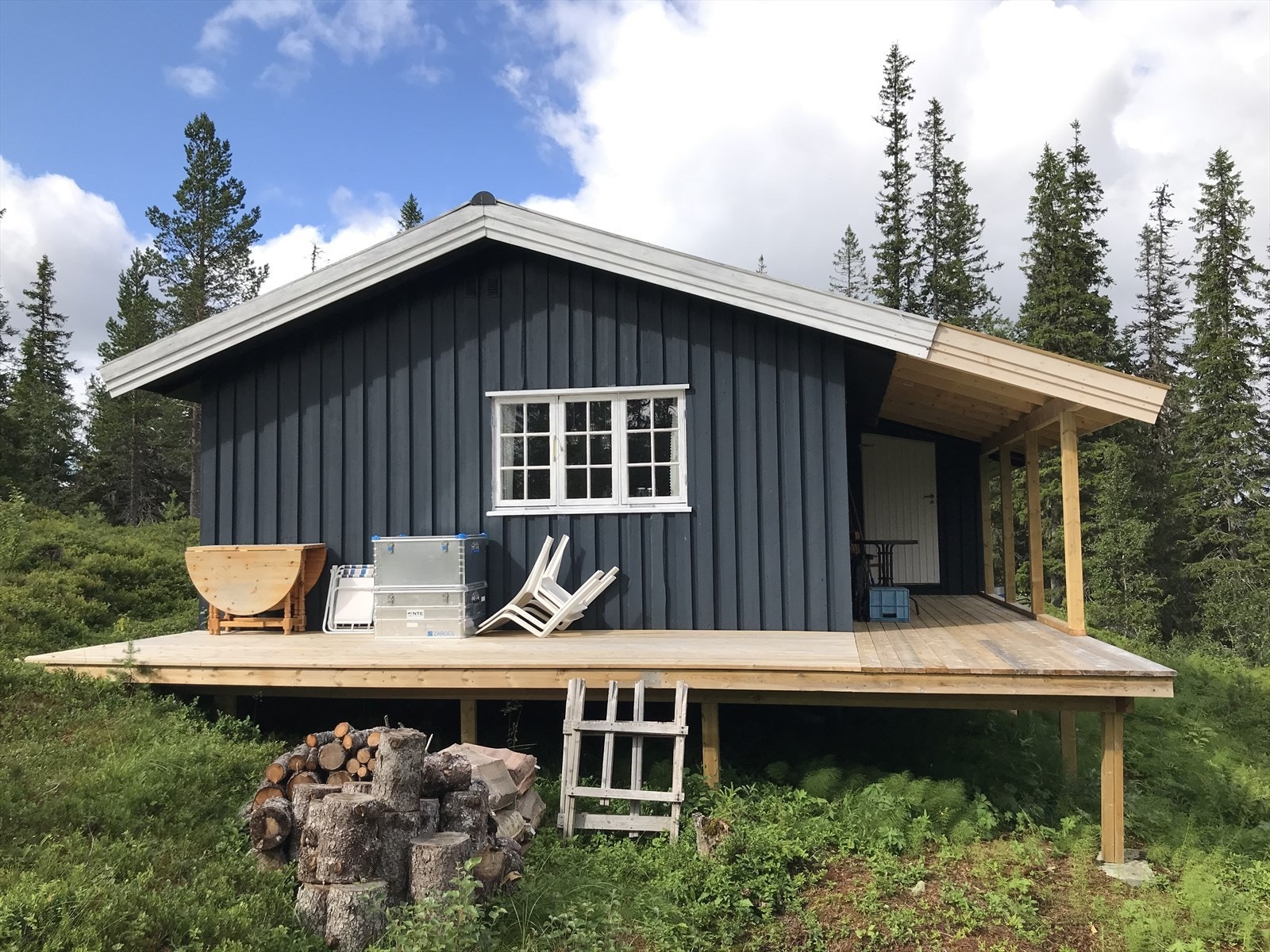 Hytta har to soverom og seks soveplasser Galleribilde