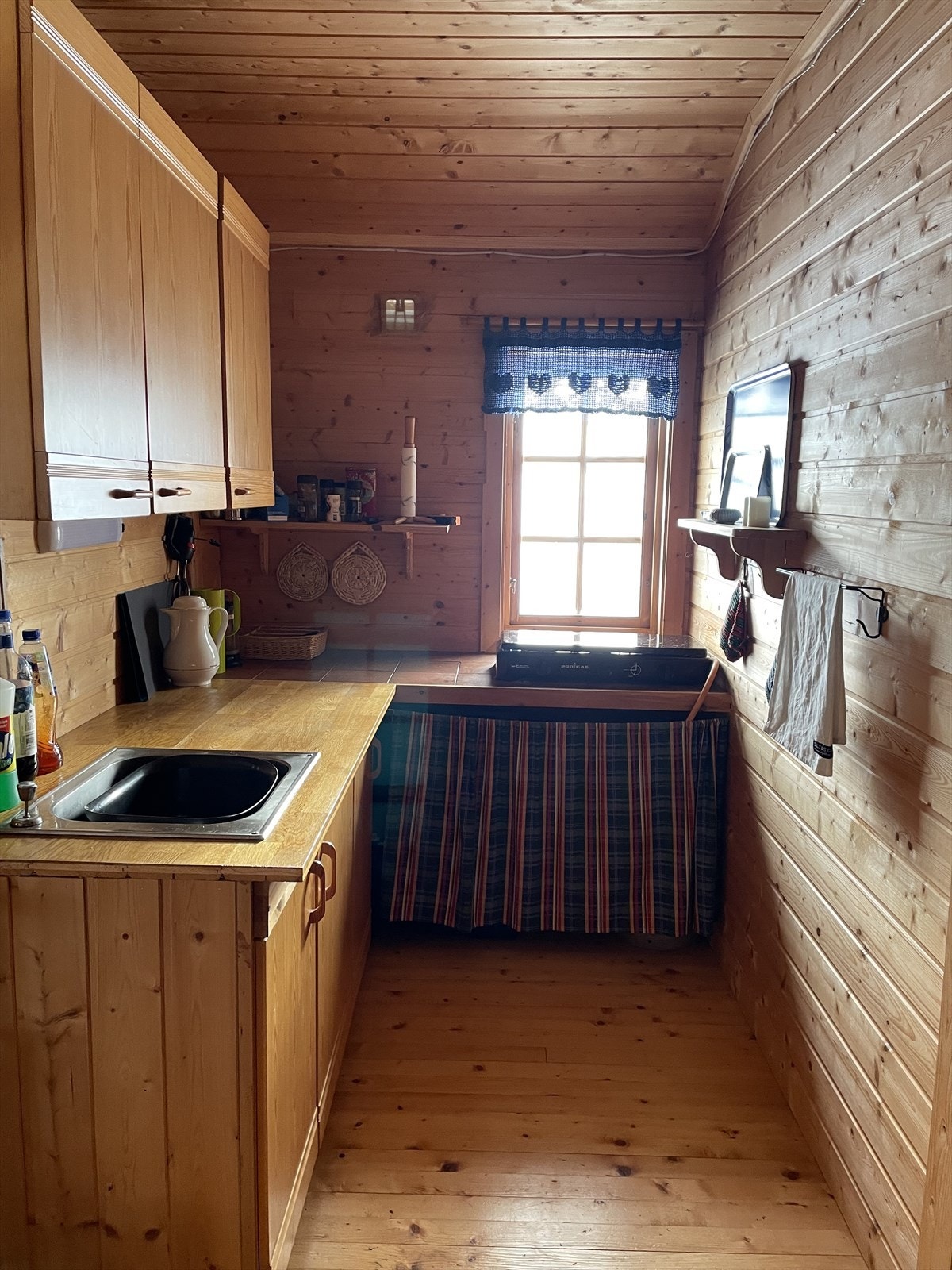 Kjøkkenkrok med gassbrennere og utslagsvask Galleribilde