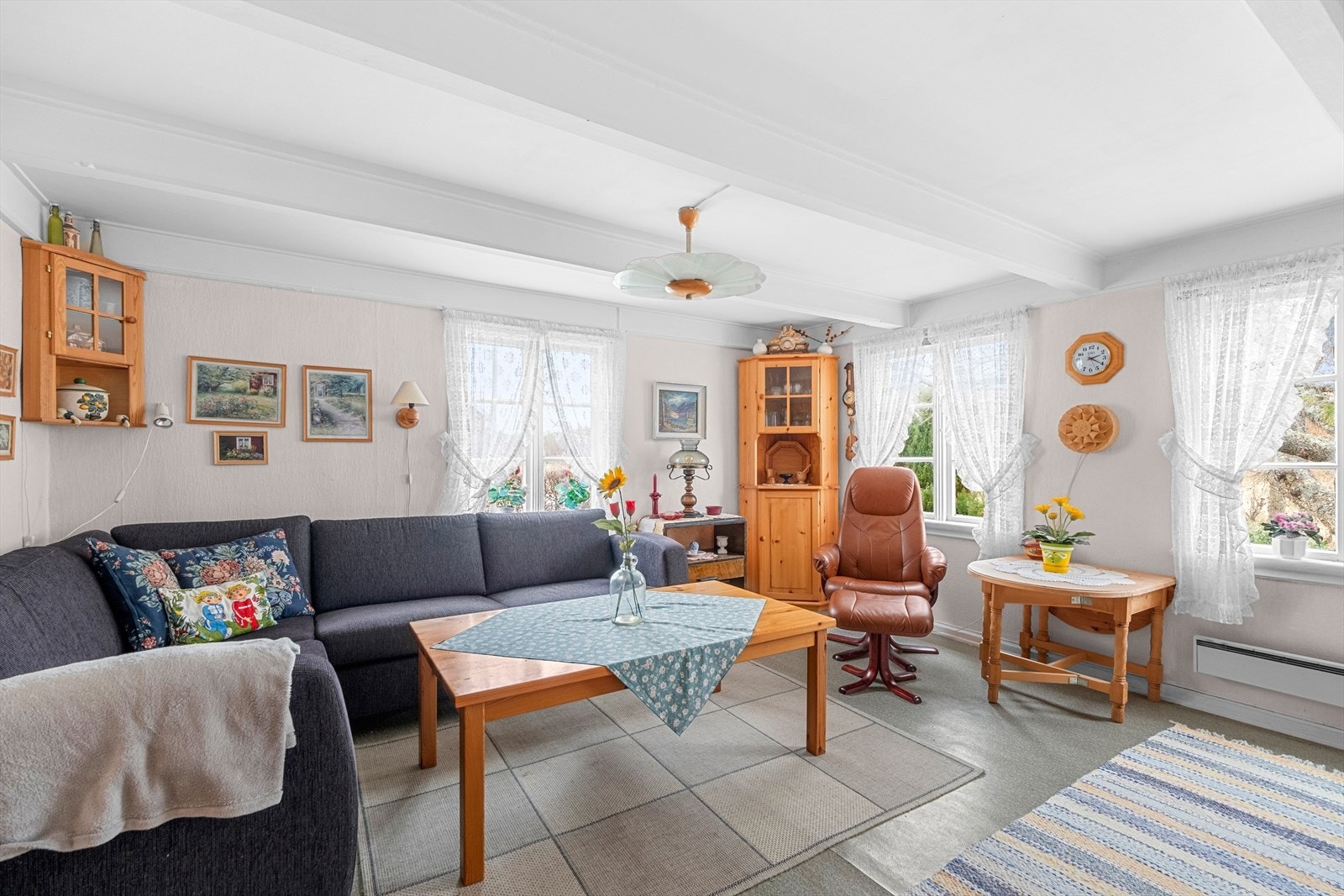 Fritidseiendommen ligger kort vei fra ferjeleiet i Tømmervåg Galleribilde